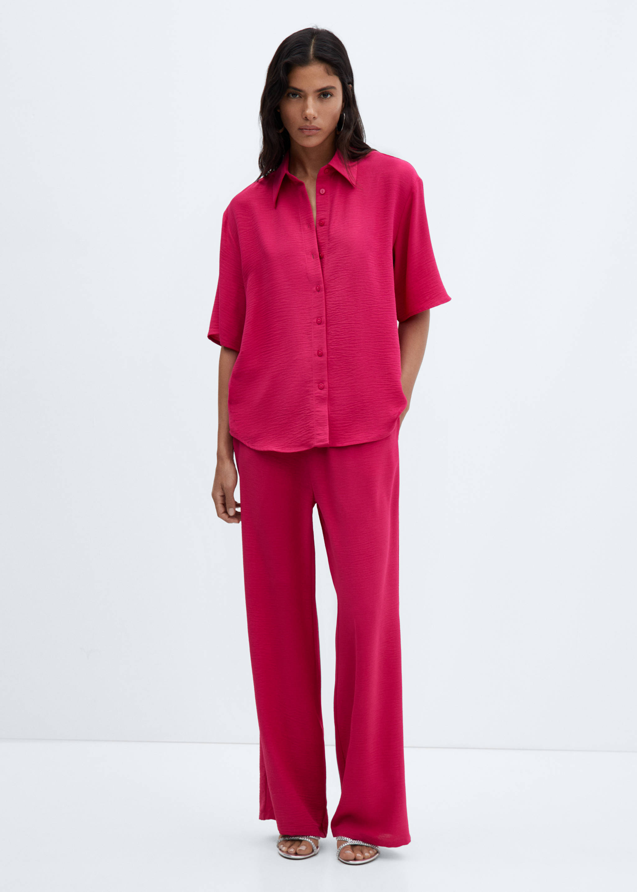 قميص بأكمام قصيرة وأزرار - رؤية عامة