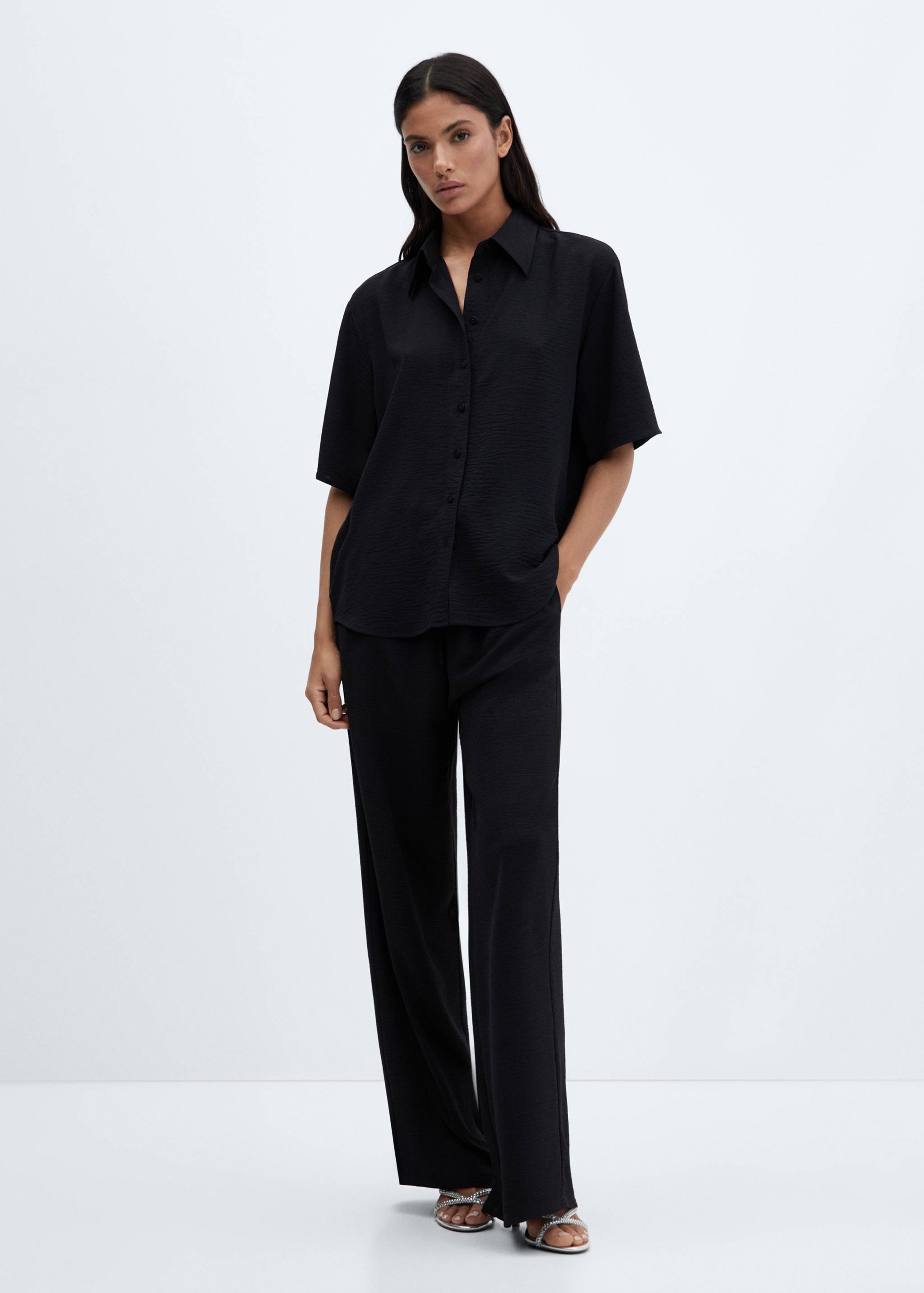 قميص بأكمام قصيرة وأزرار - رؤية عامة