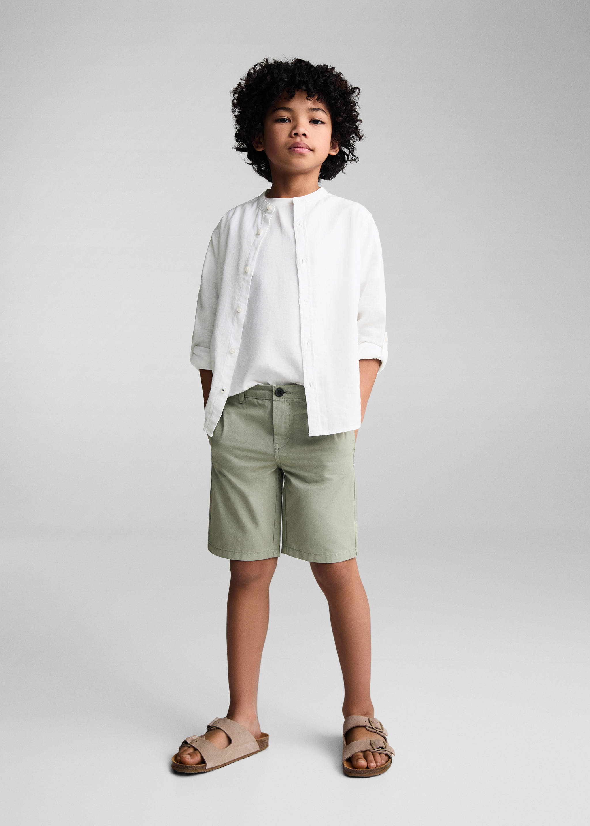 Camisa de linho regular fit com gola de mandarim - Plano geral