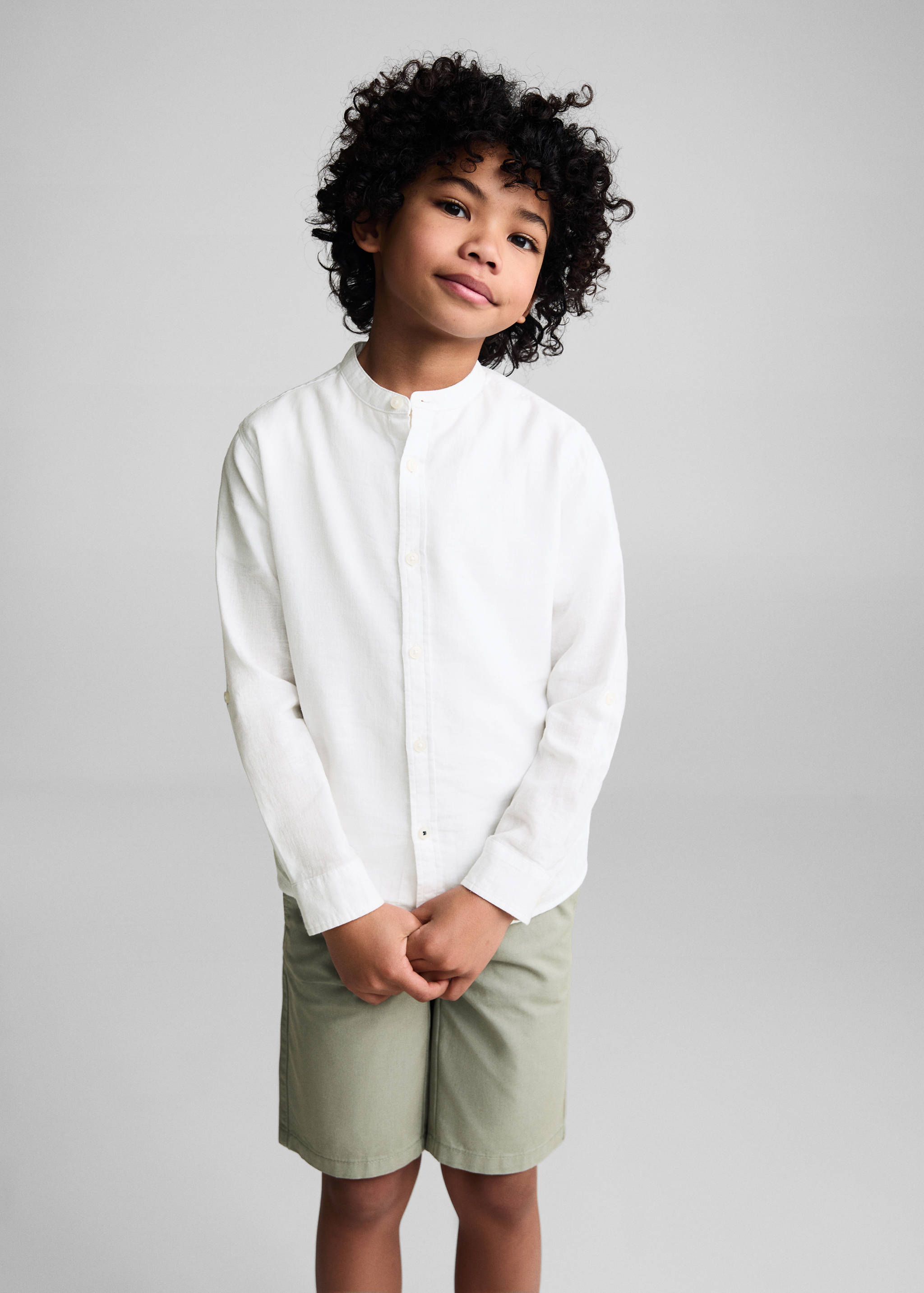 Camisa de linho regular fit com gola de mandarim - Plano médio