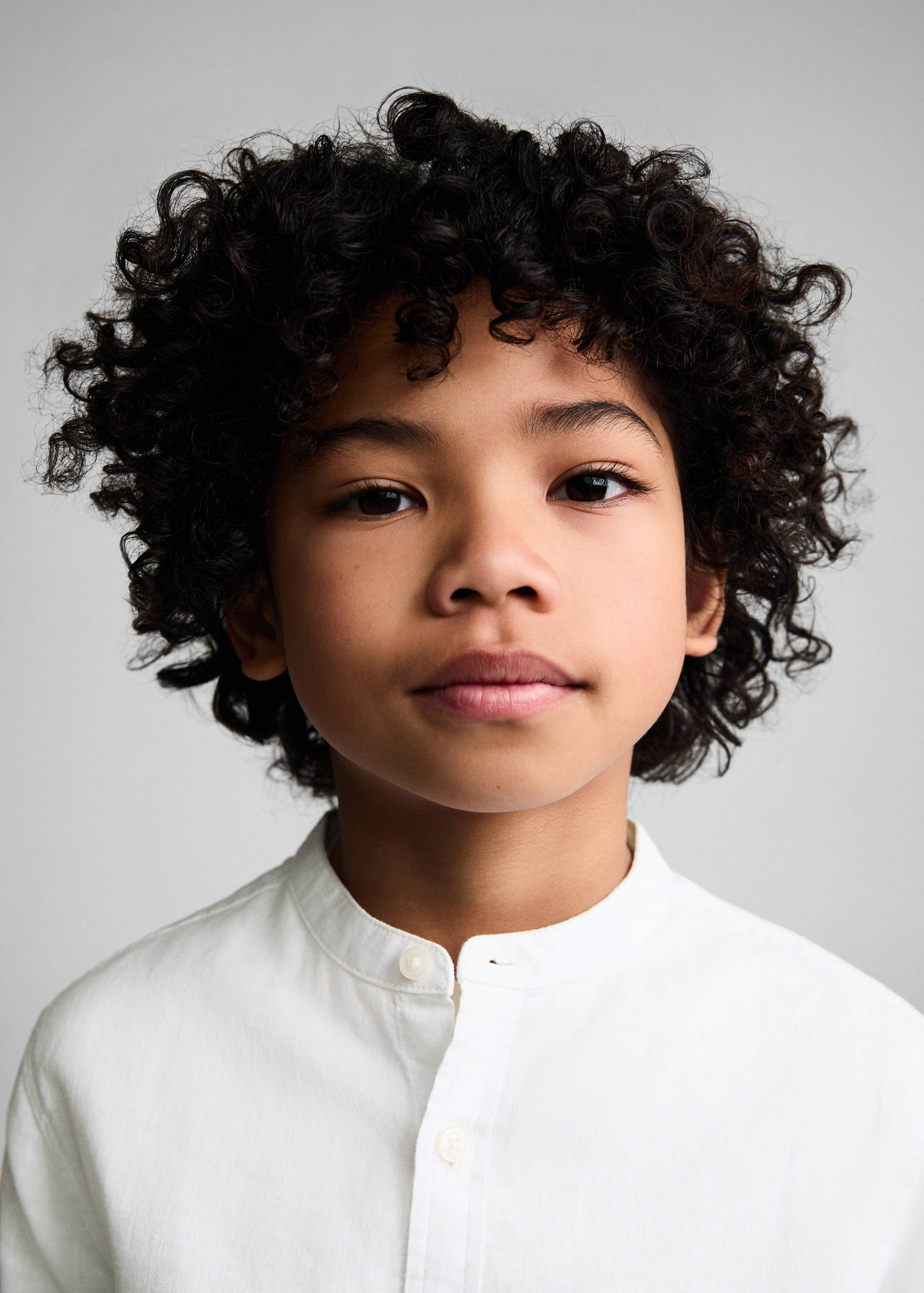 Camisa de linho regular fit com gola de mandarim - Pormenor do artigo 1