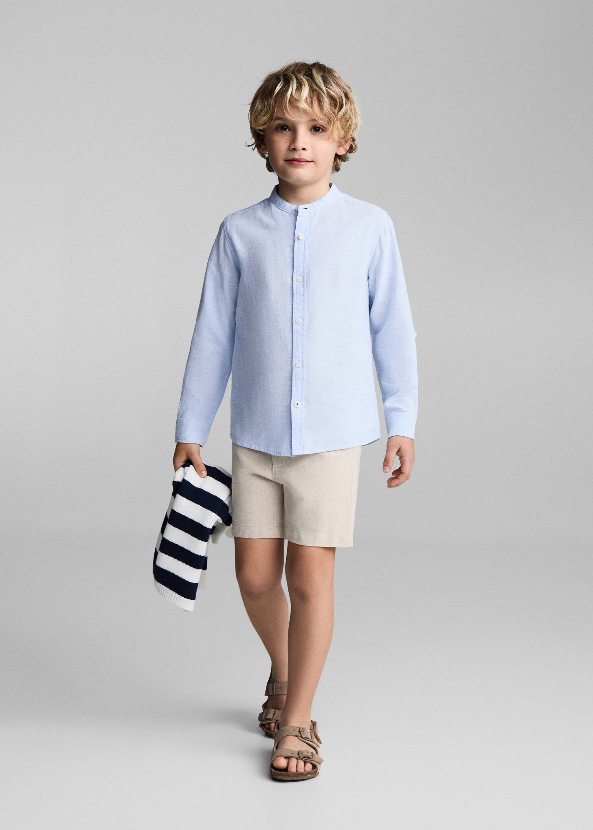 Camisa de linho regular fit com gola de mandarim - Plano geral