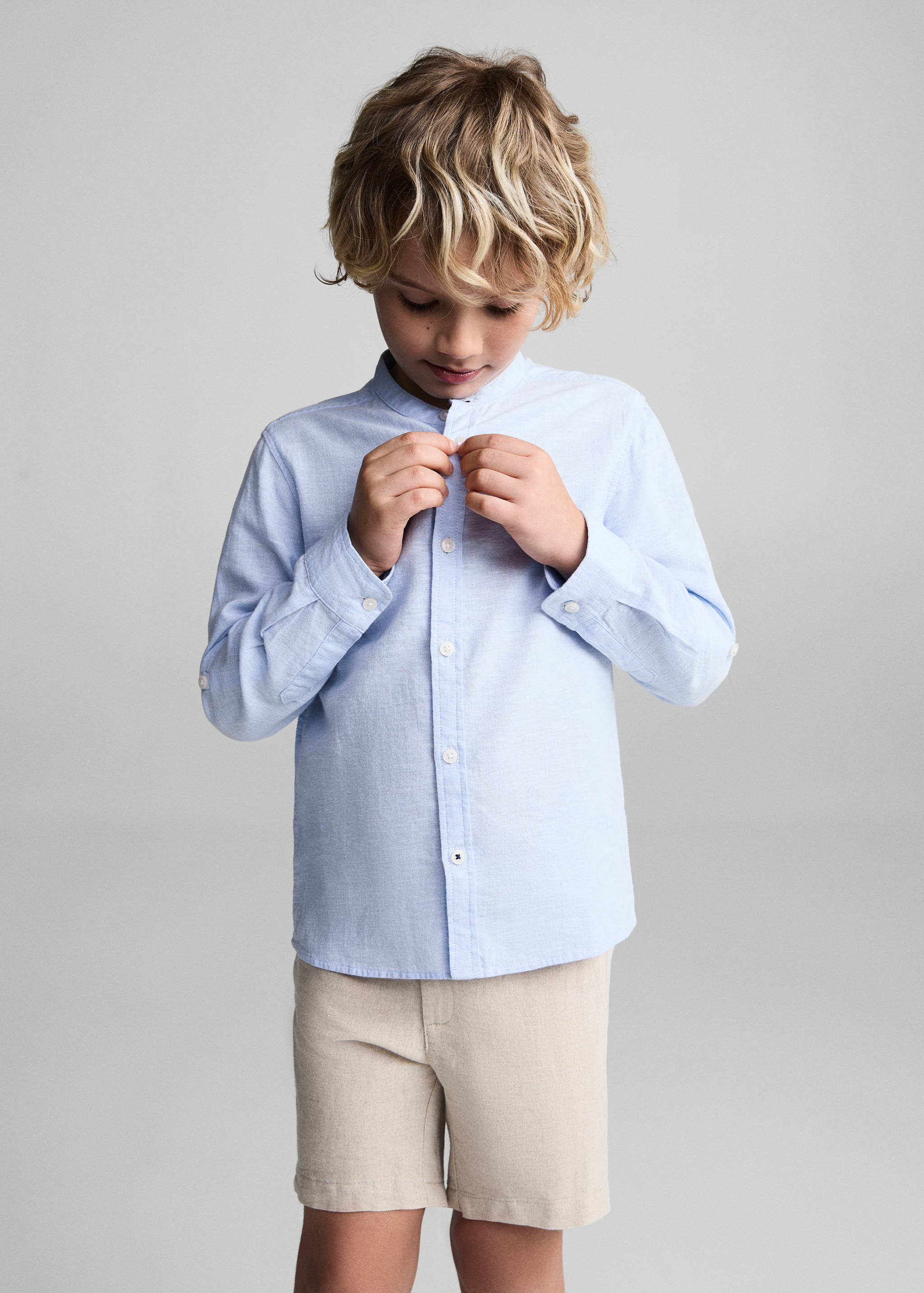 Camisa de linho regular fit com gola de mandarim - Plano médio