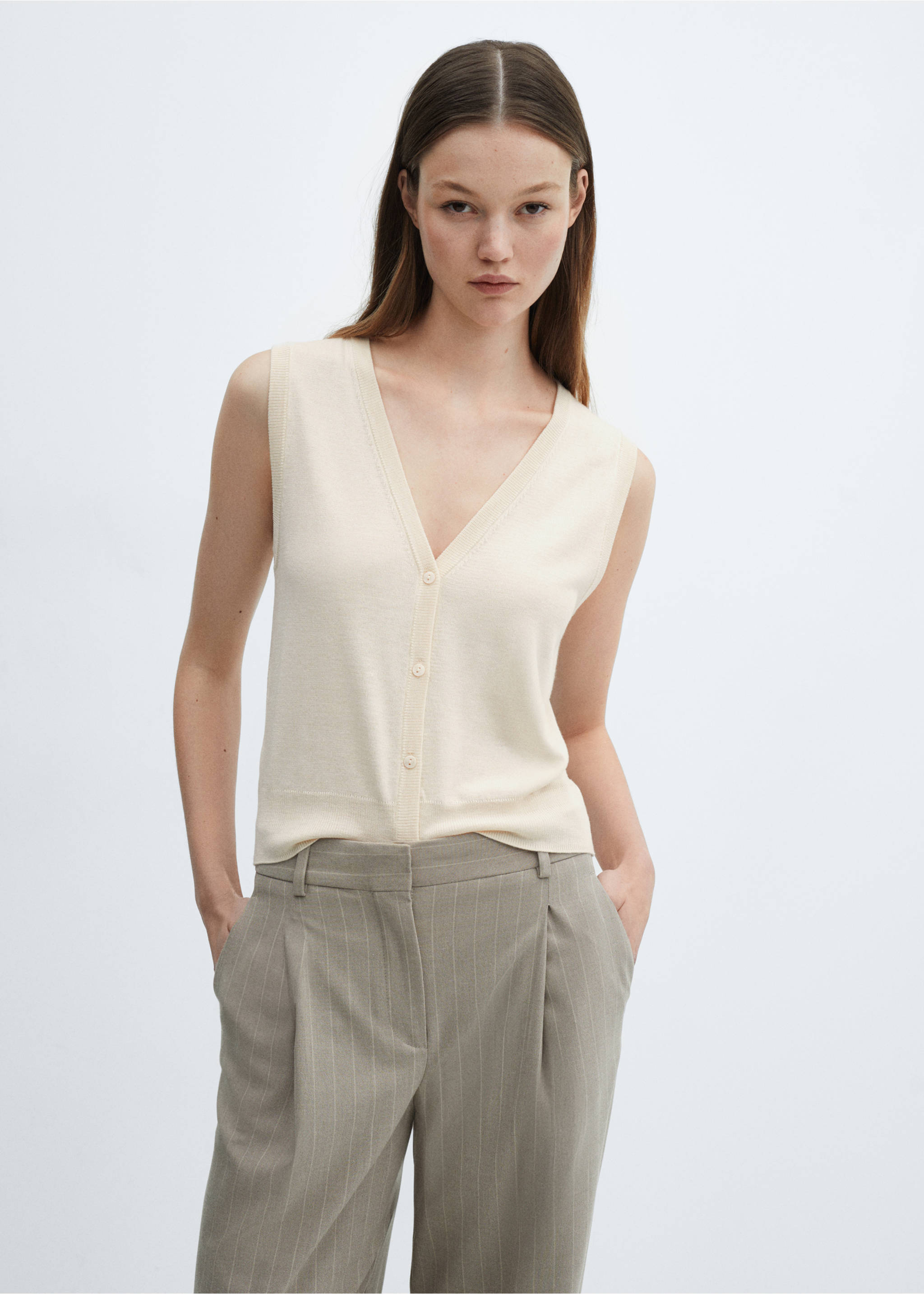 Knitted gilet with buttons - Medium plane, Ecru. Ref: 67065739-00.