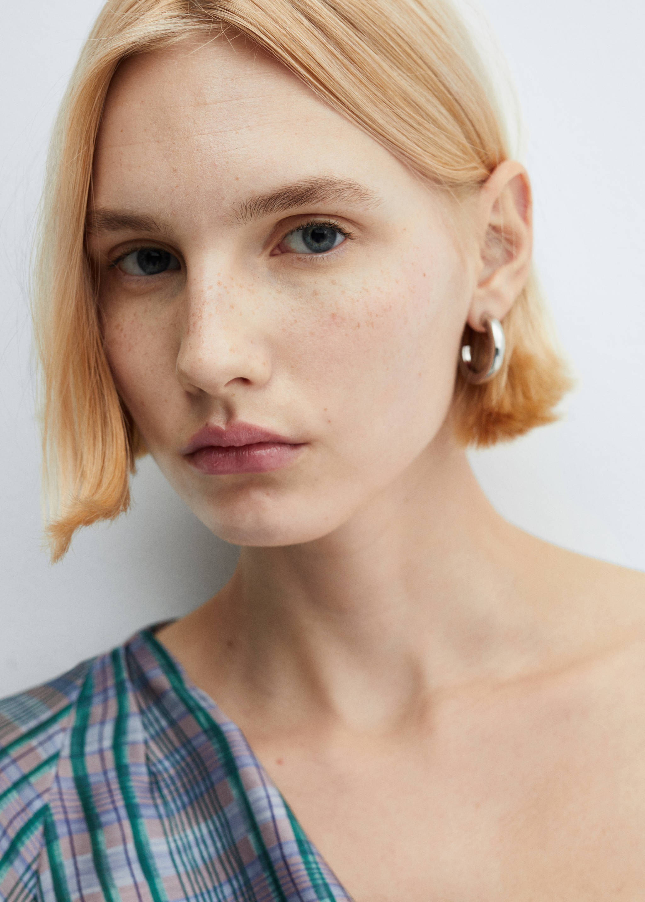 Asymmetrical satin check blouse - Details of the article 1