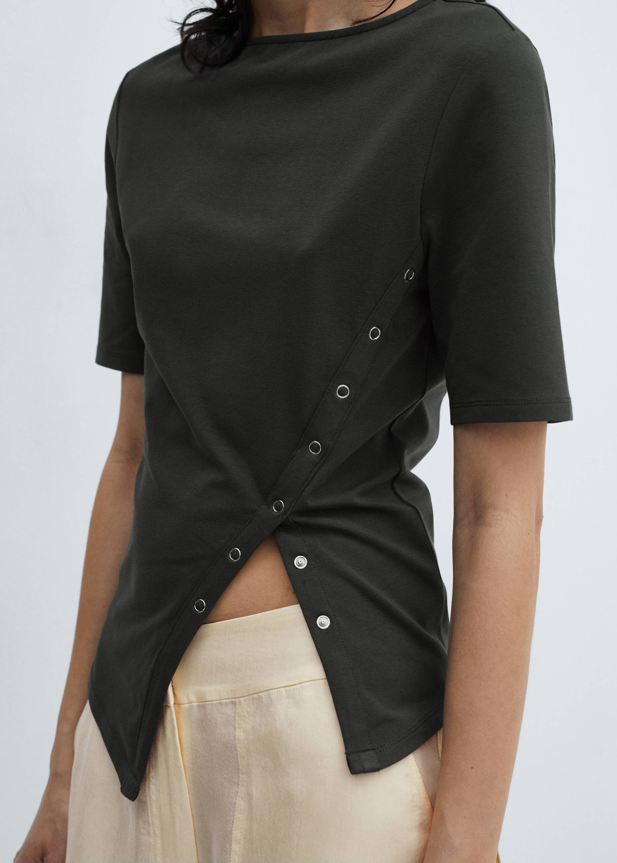 Cotton t-shirt with slit - Details of the article 2