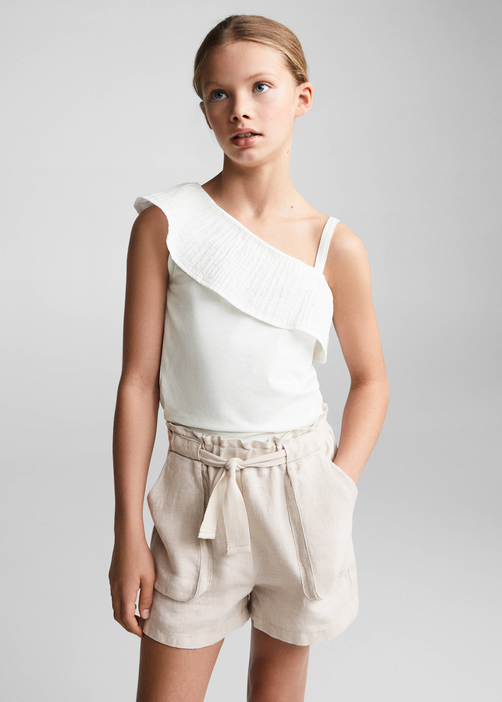 Leinenshorts mit Gürtel - Mittlere Ansicht