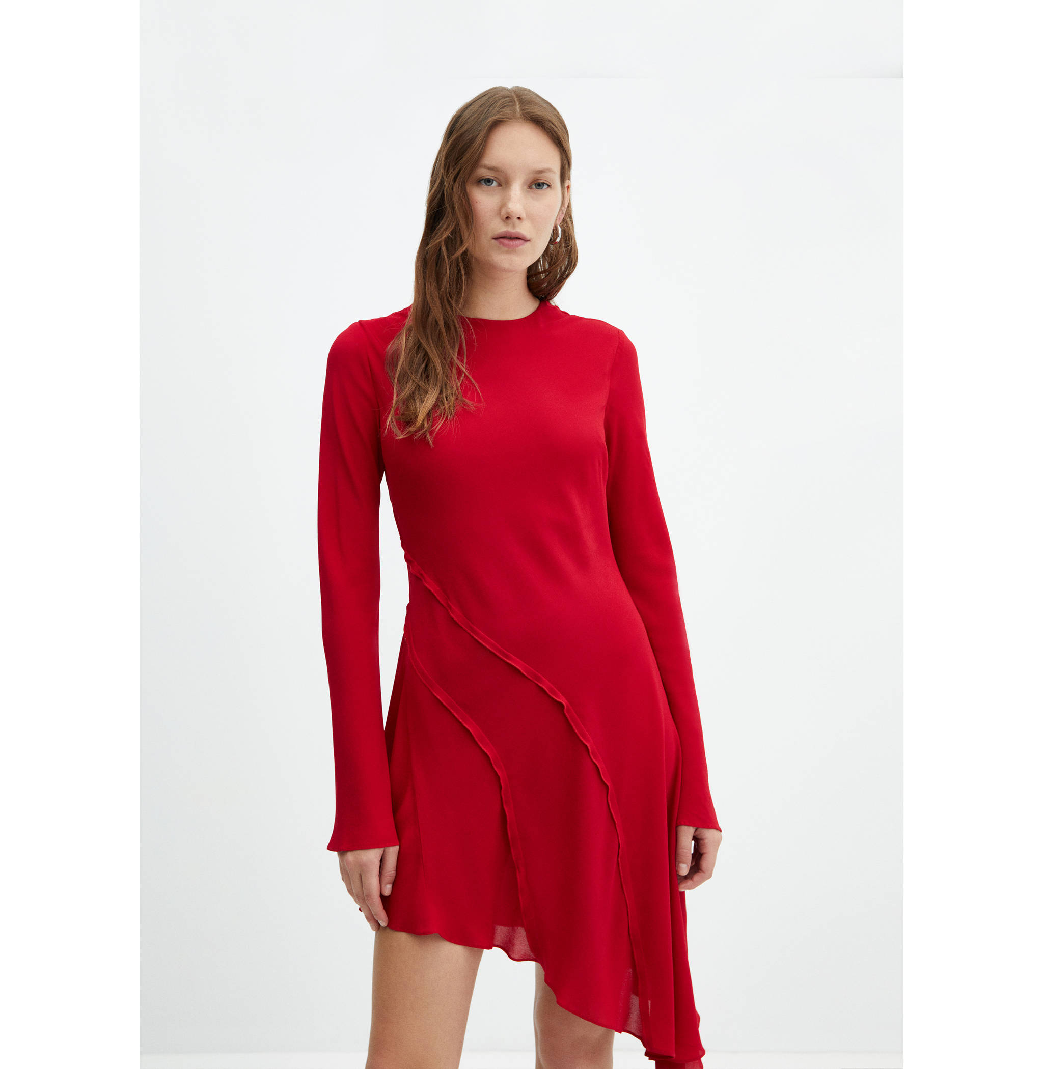 Robe asymétrique détail coutures - Plan moyen