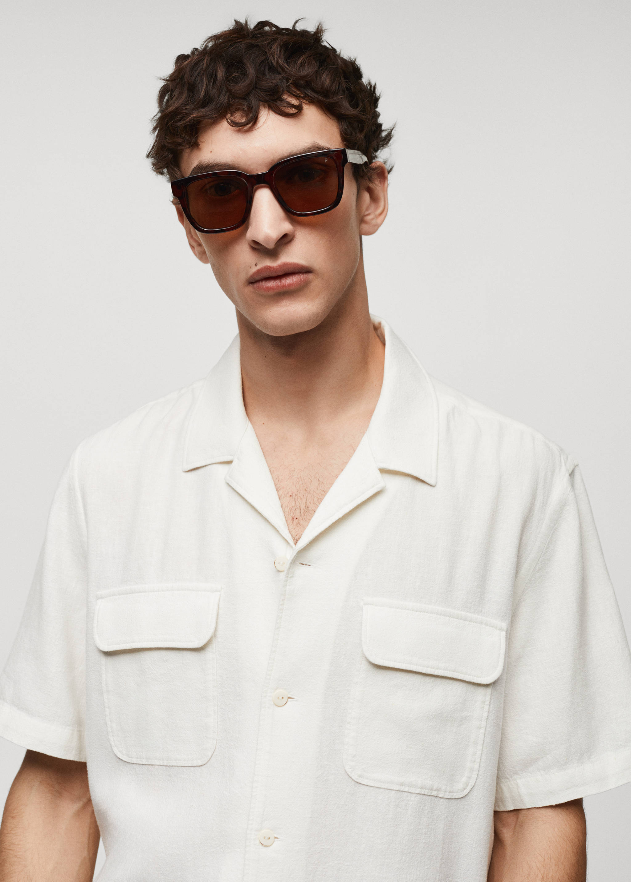 Linen shirt with bowling collar and pockets - Details of the article 1