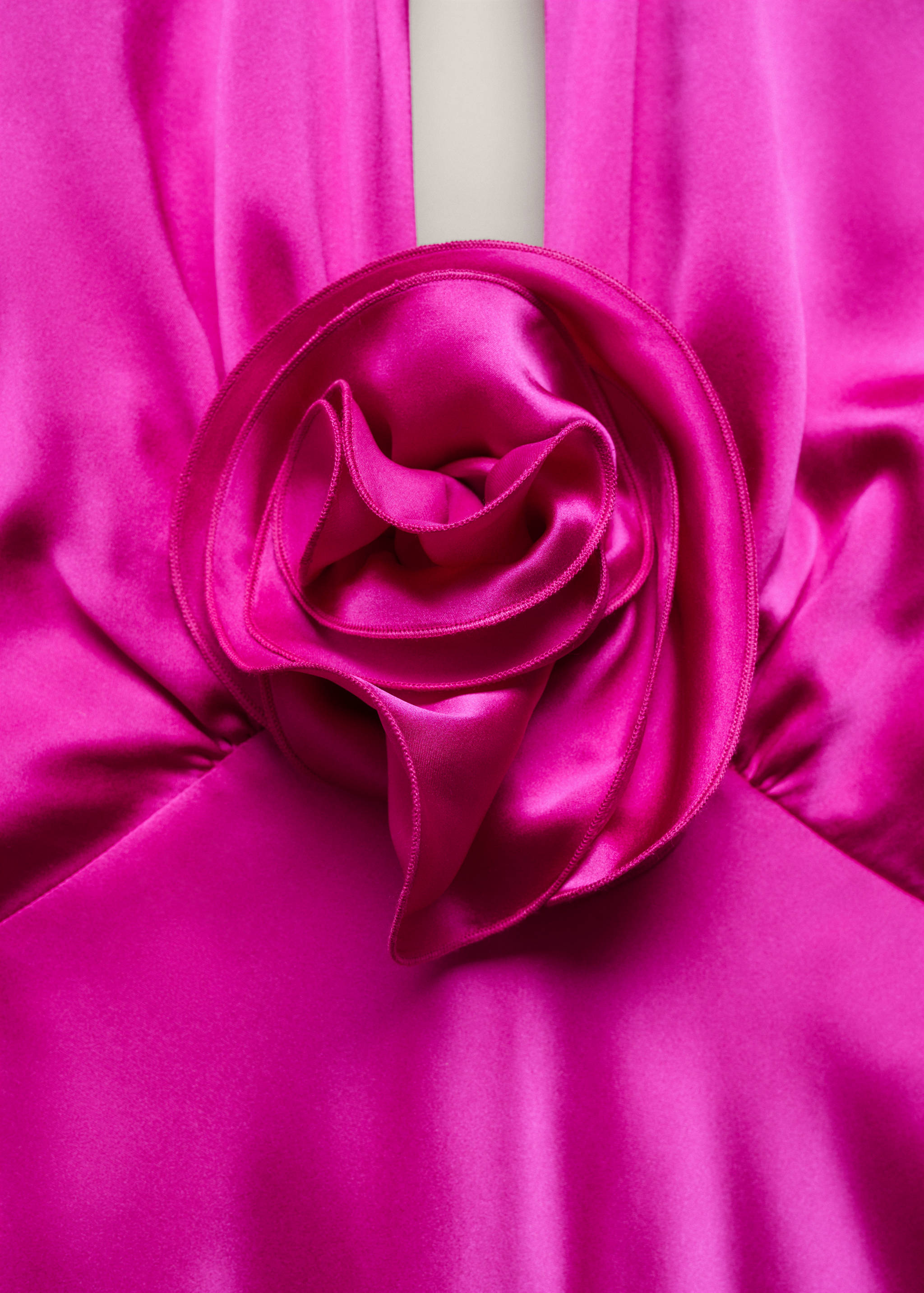 Satinerad klänning blomdetalj - Detaljer om artikeln 8