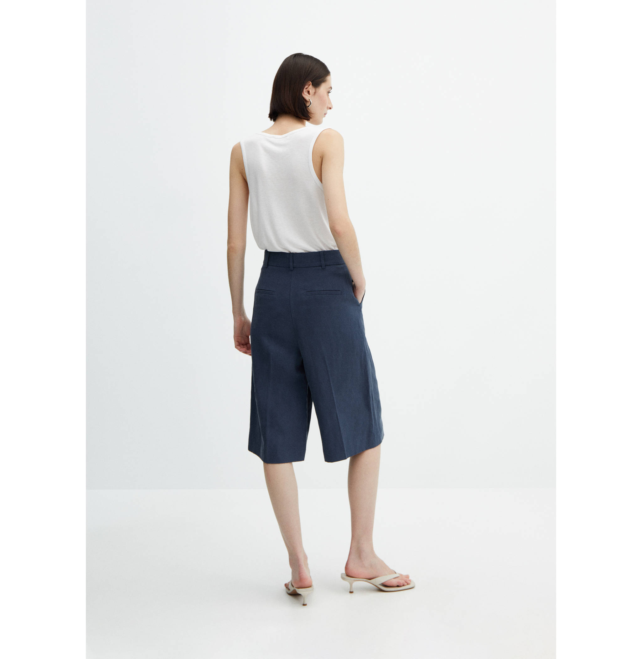 Lyocell pleated bermuda shorts - Reverse of the article