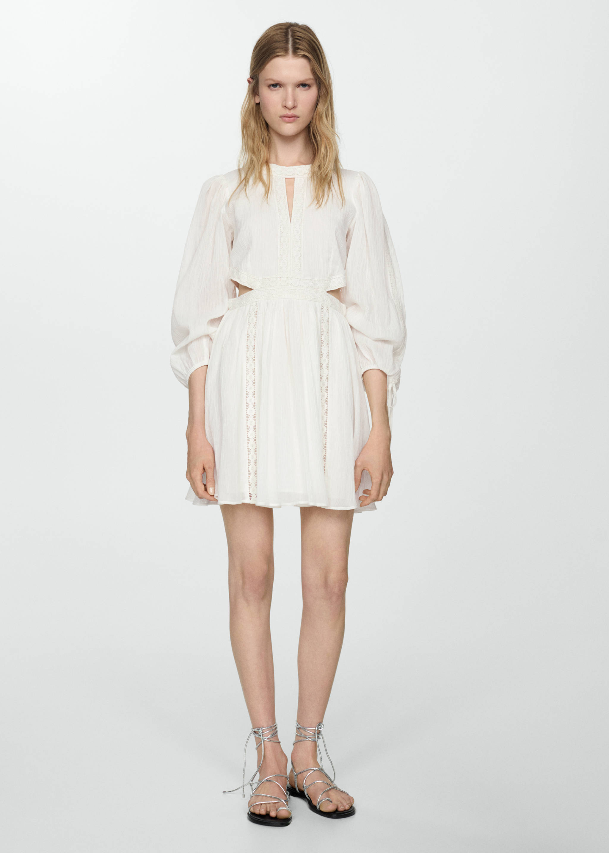 Платье с разрезами и кружевом - Общий план