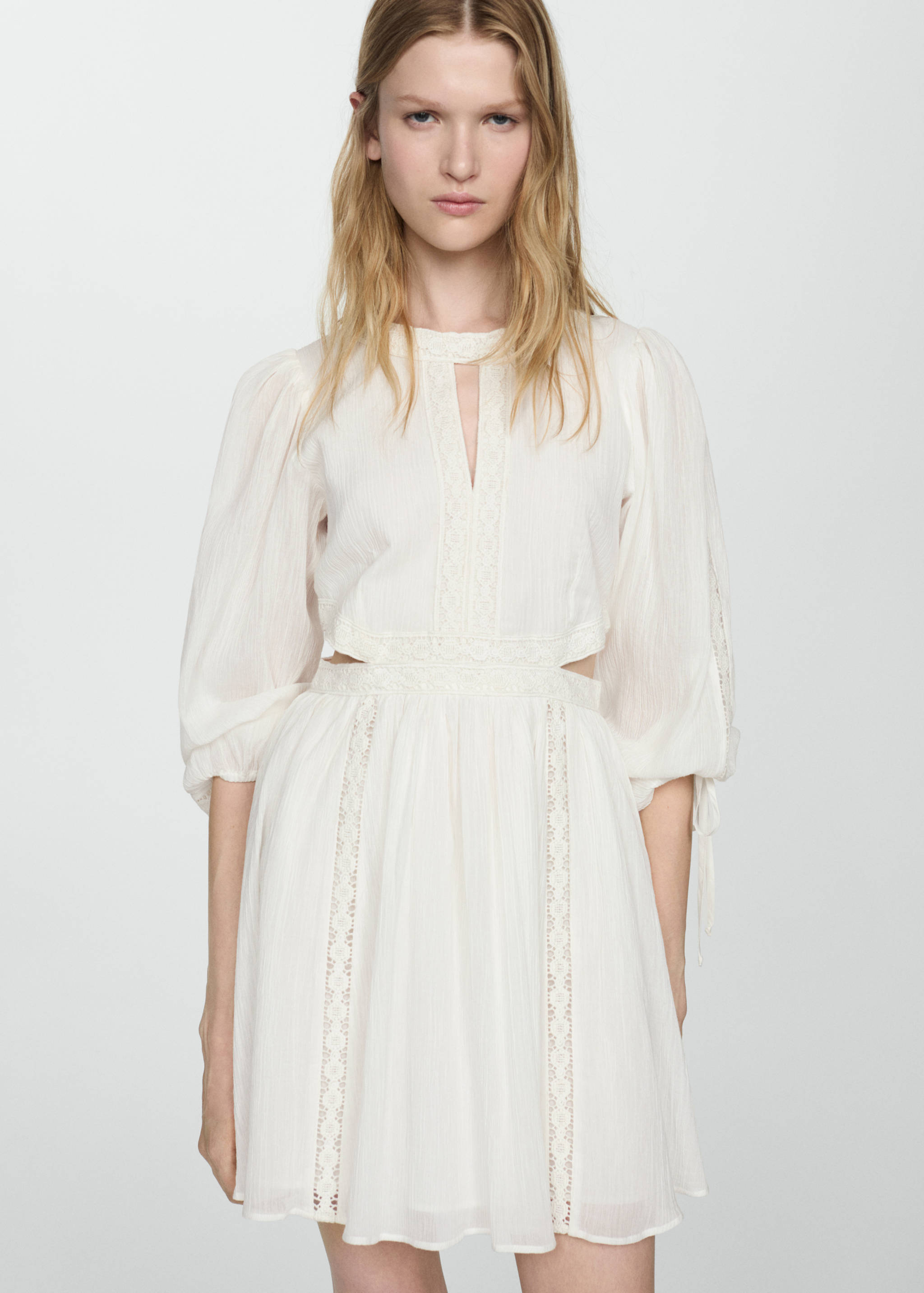 Платье с разрезами и кружевом - Средний план