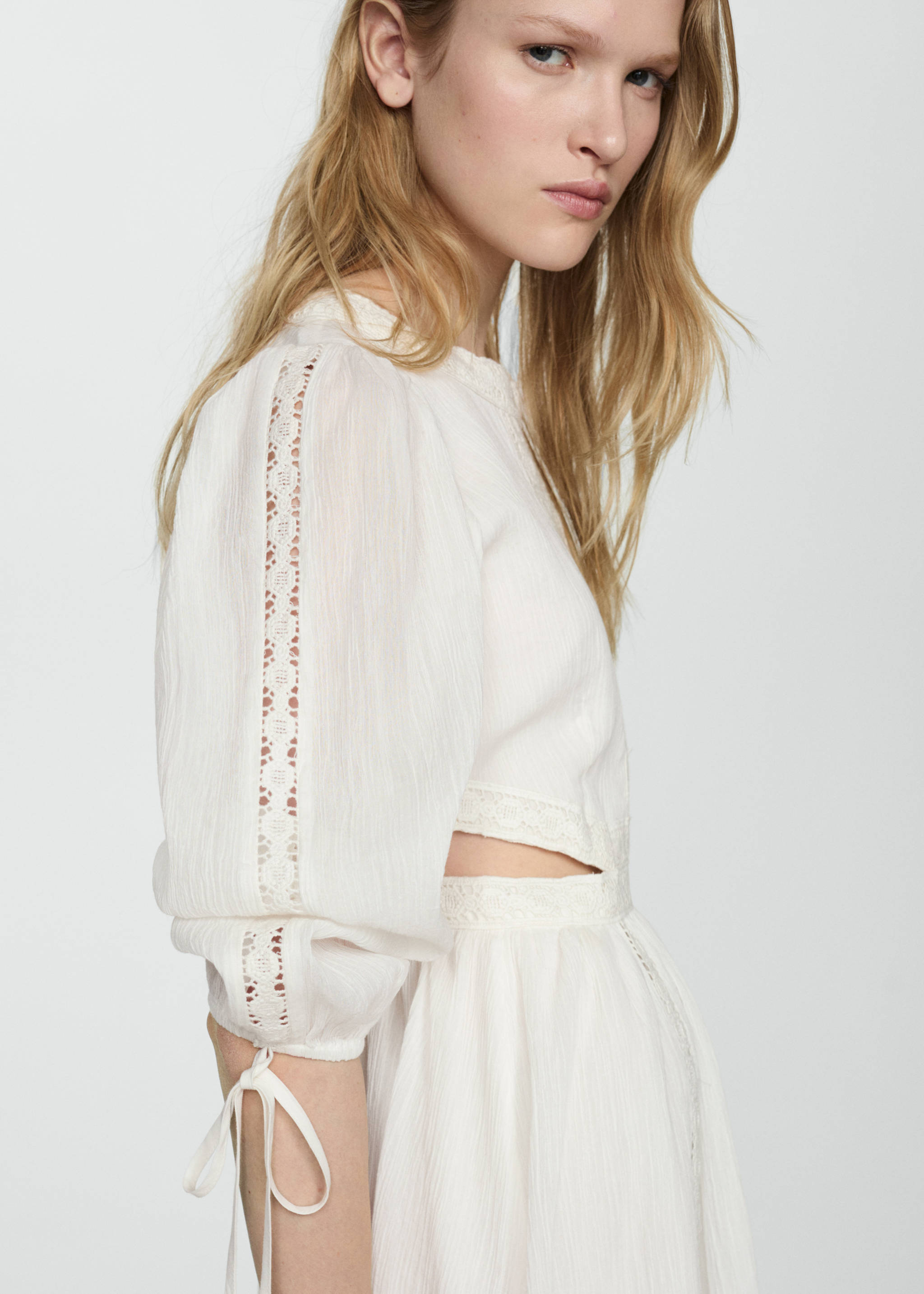 Платье с разрезами и кружевом - Деталь изделия 1