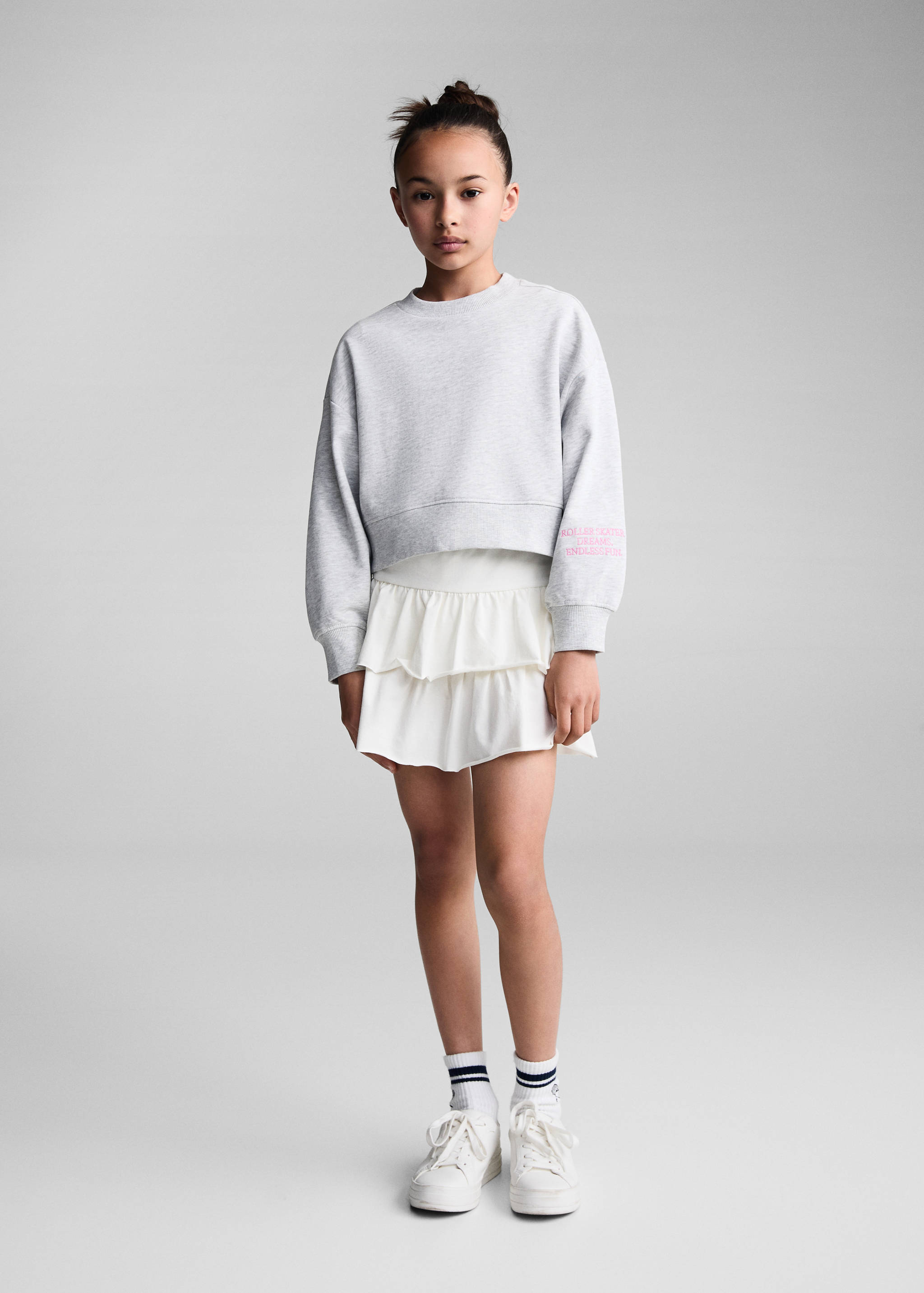 Sudadera crop mensaje - Plano general