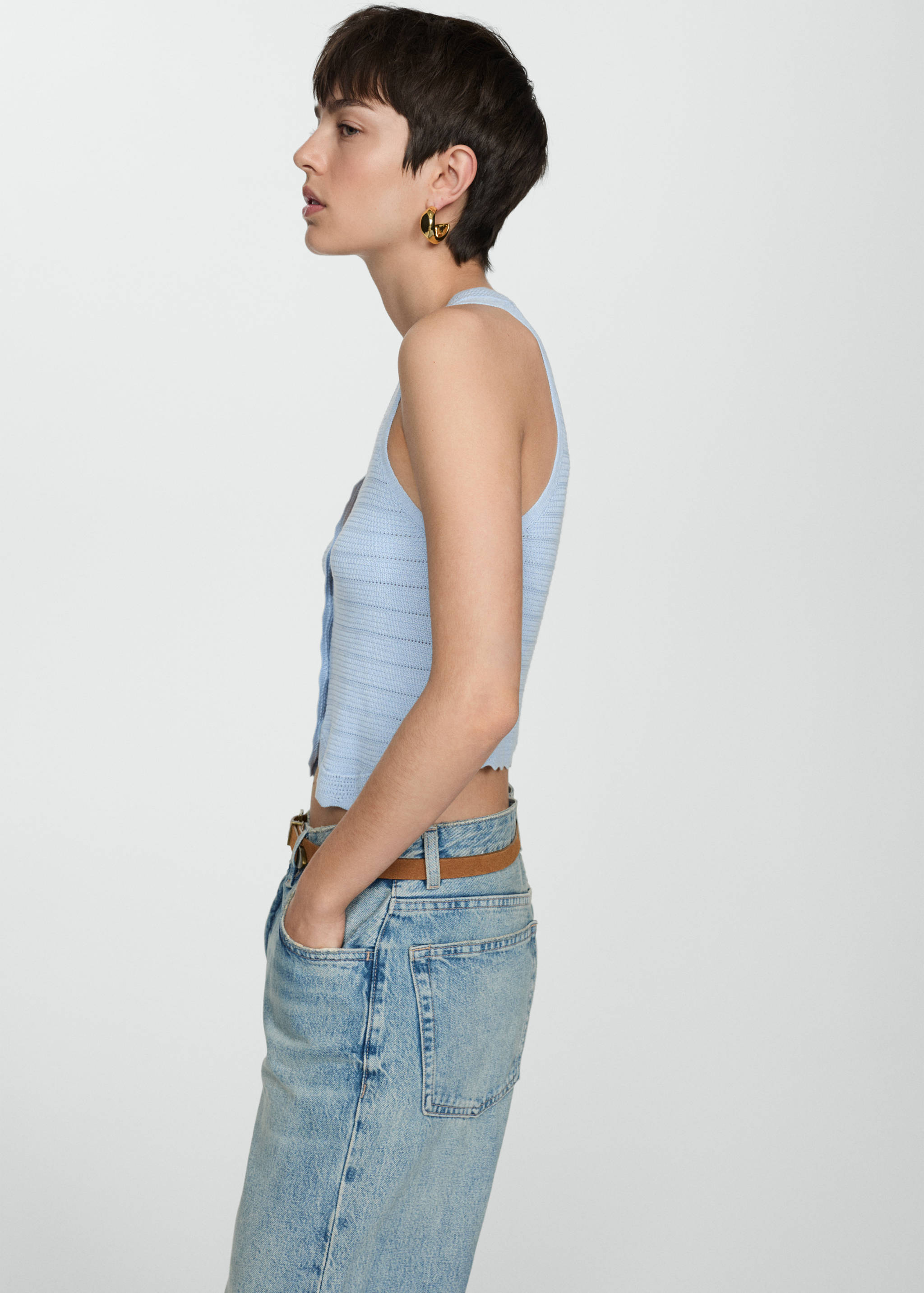 Strickweste mit Lochmusterdetails - Mittlere Ansicht