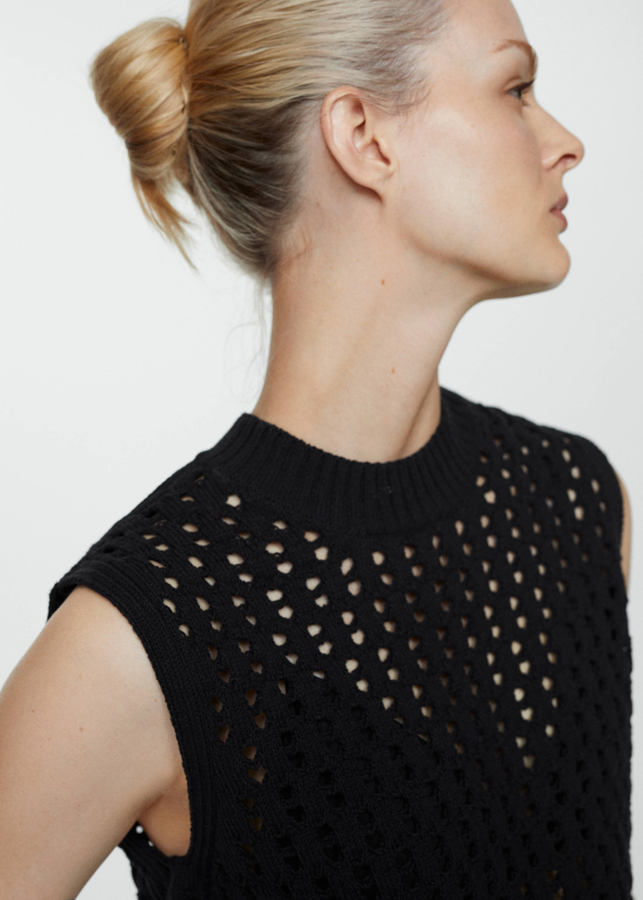 Knit top with lace accents - Reverse of the article