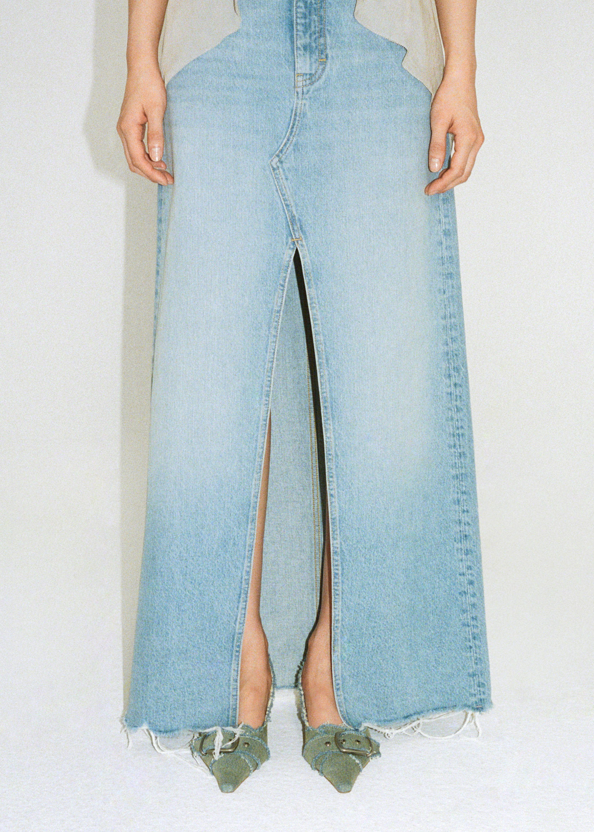 Denim skirt with frayed hem - Details of the article 7