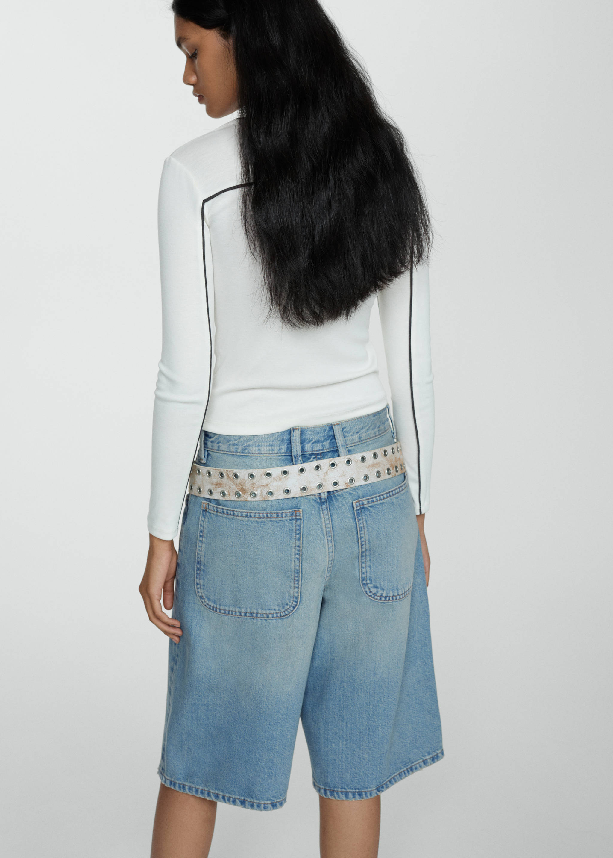 Oversized denim bermuda shorts - Reverse of the article