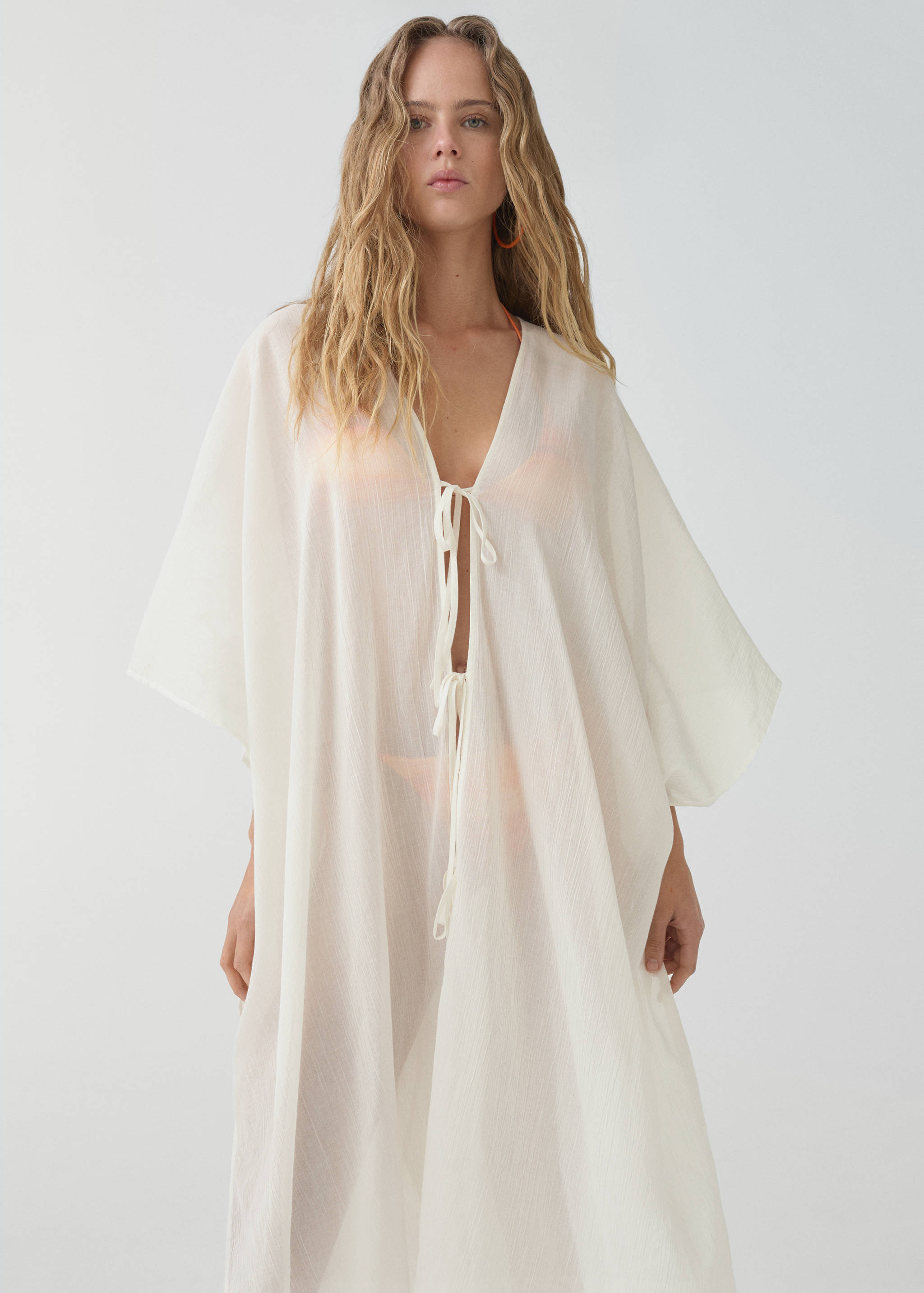 Caftan semi-transparent nœuds - Plan moyen