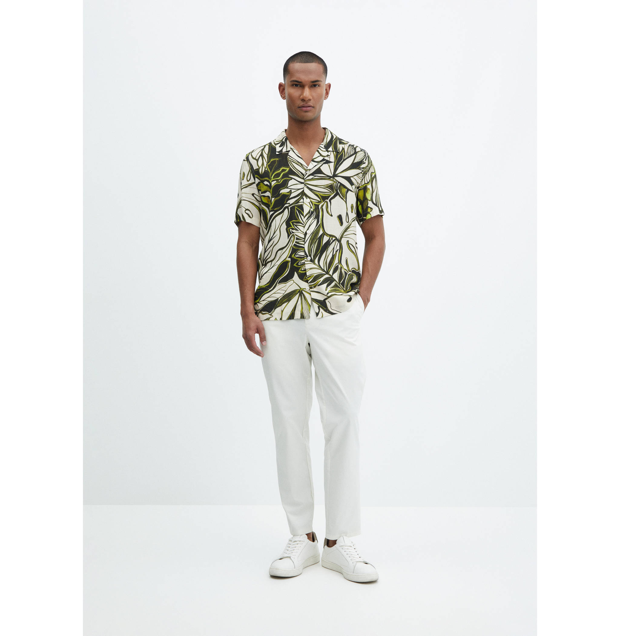 Camisa fluida com estampado havaiano - Plano geral