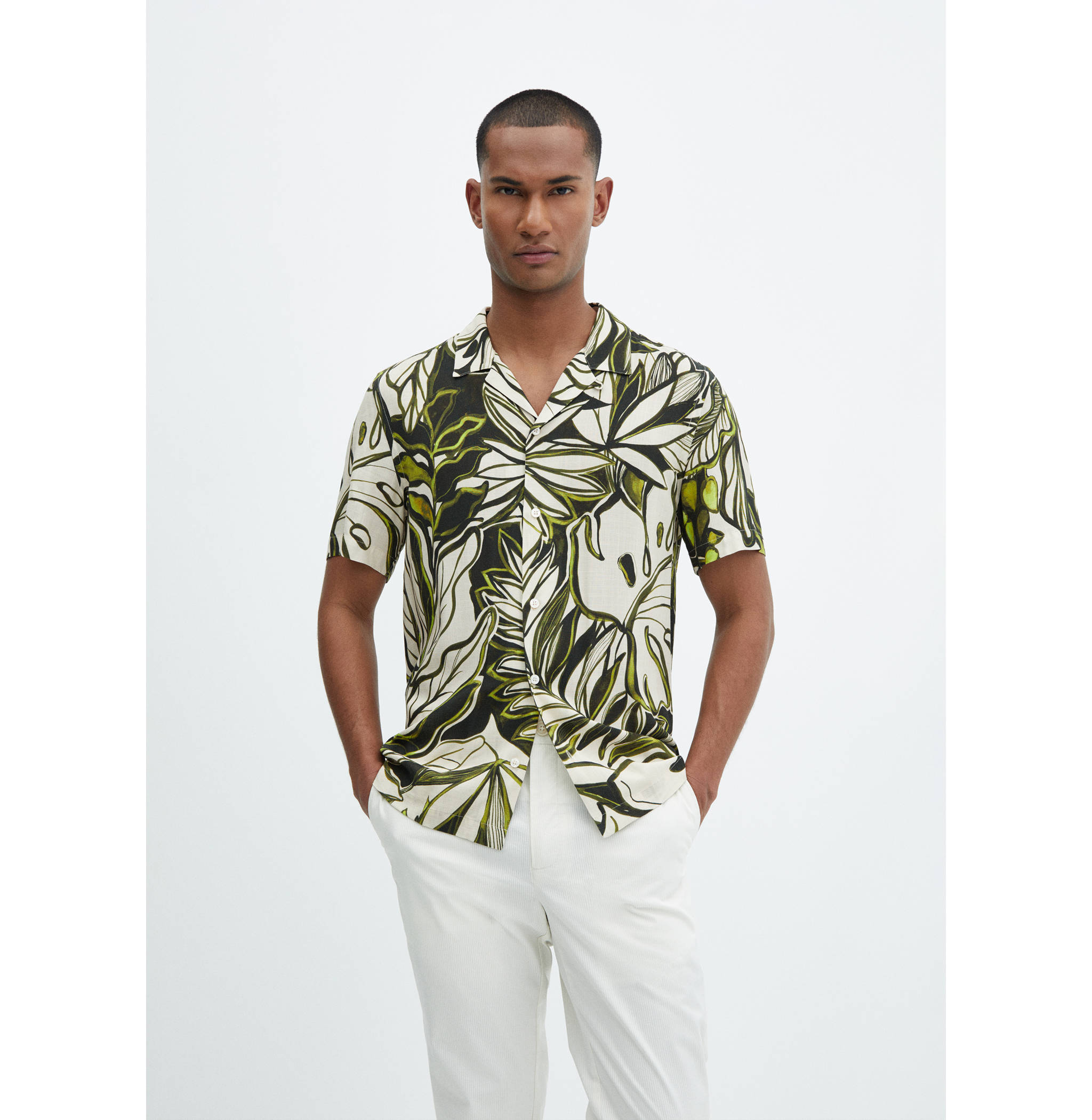 Camisa fluida com estampado havaiano - Plano médio