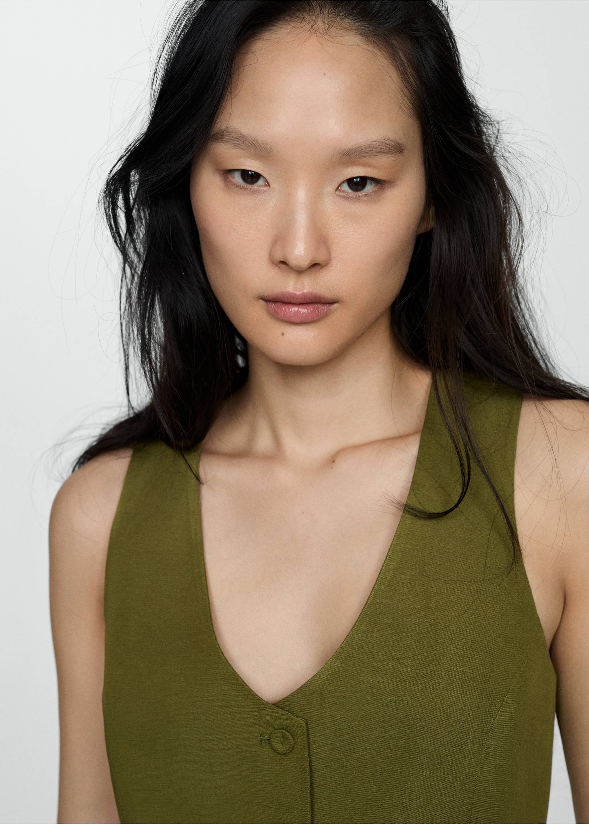 Linen vest with buttons - Details of the article 1, Khaki. Ref: 67069229-00.