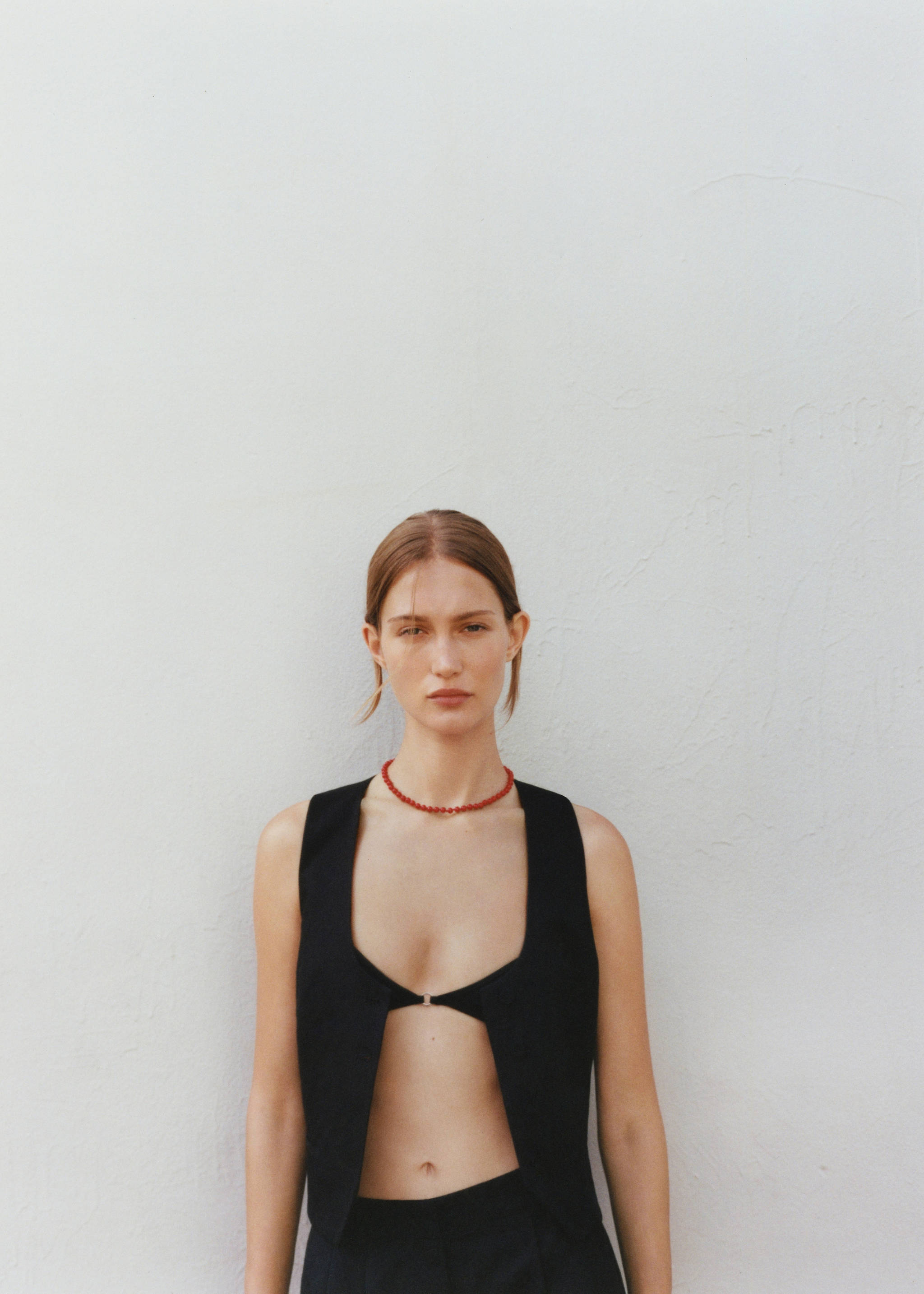 Linen vest with buttons - Details of the article 7, Black. Ref: 67069229-00.