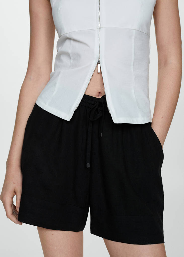 Fluid shorts with drawstring