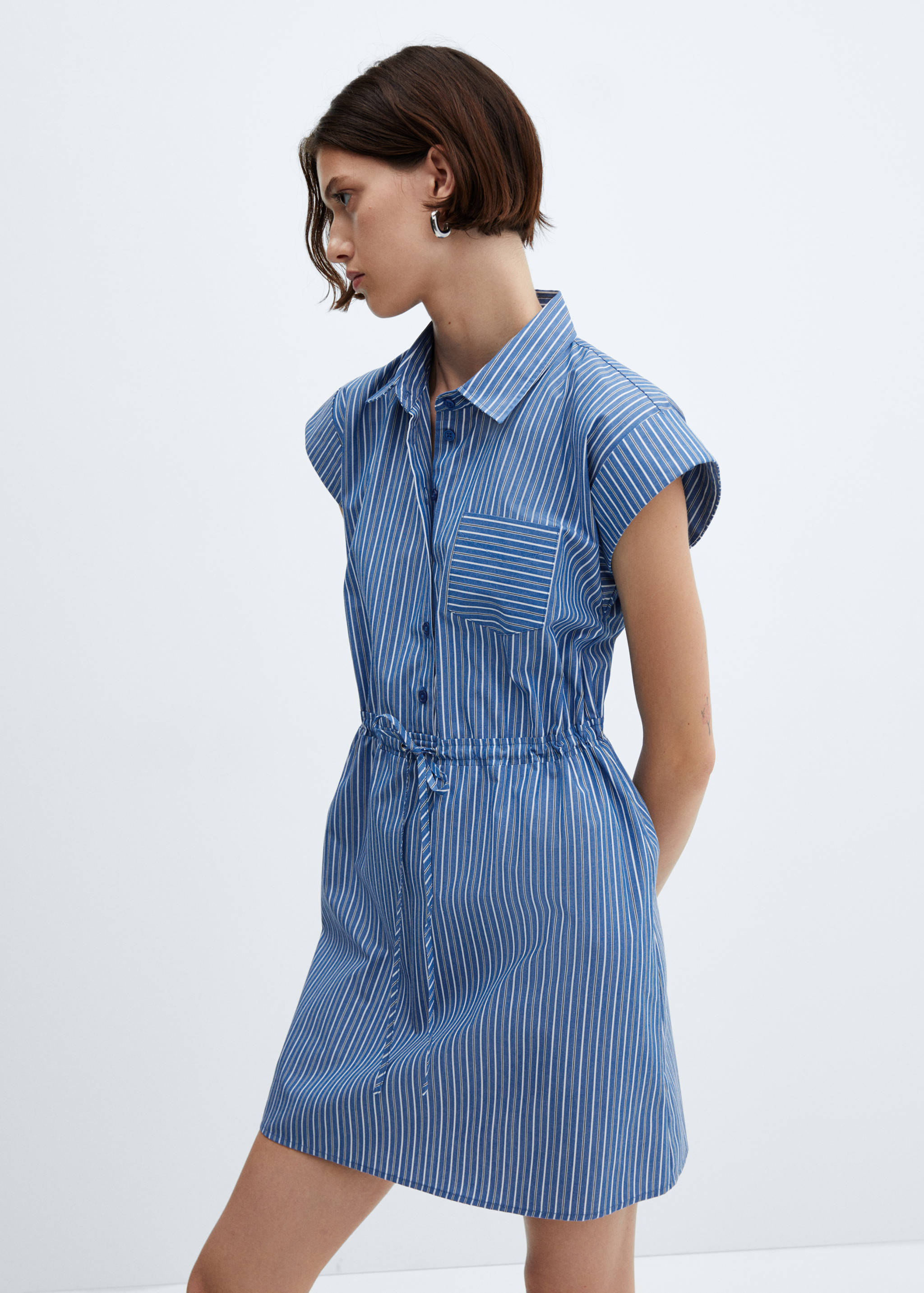 Robe rayée nœud - Plan moyen