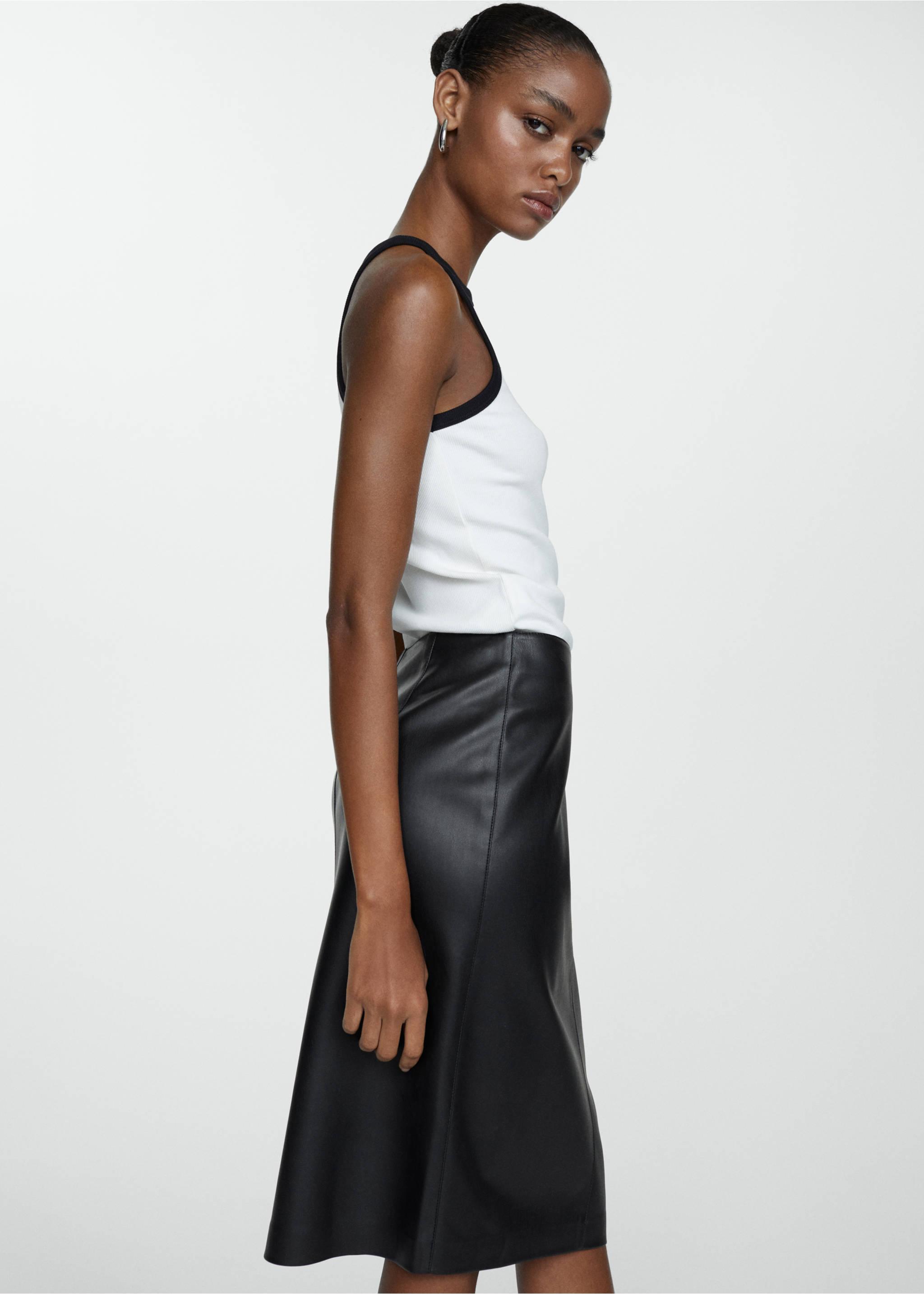 Leather-effect pencil skirt - Details of the article 2, Black. Ref: 67070463-00.
