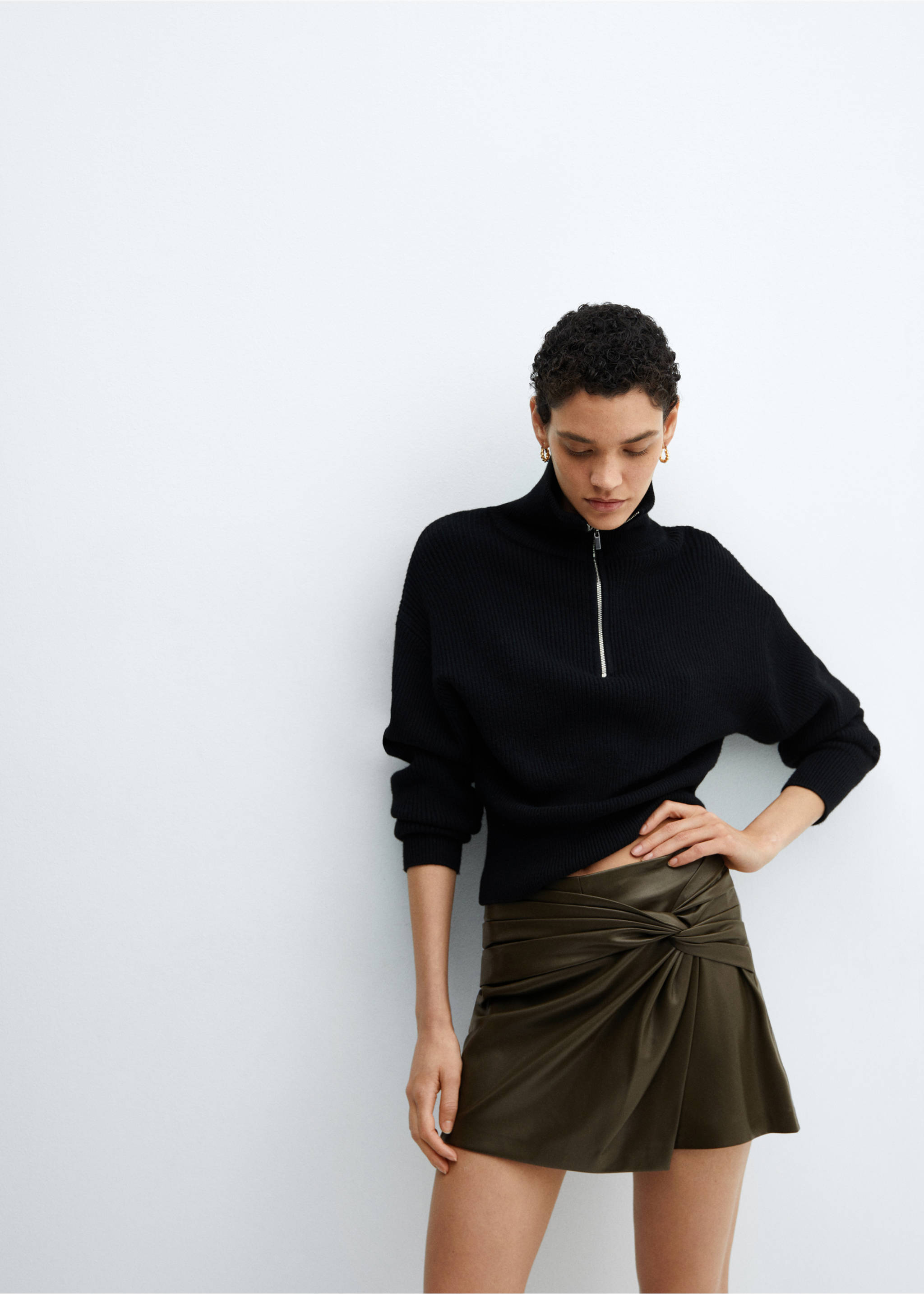 Faux-leather culottes - Details of the article 2, Khaki. Ref: 67070472-00.
