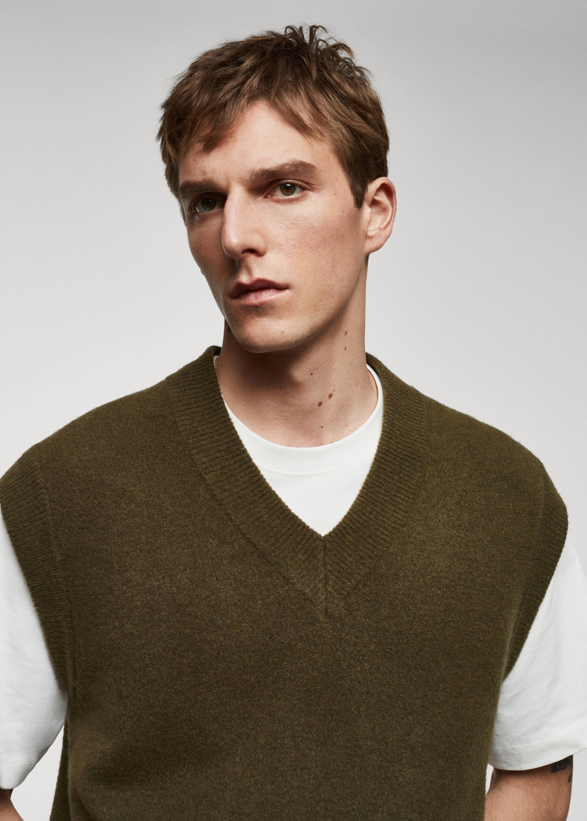 V-neck knitted gilet - Details of the article 1