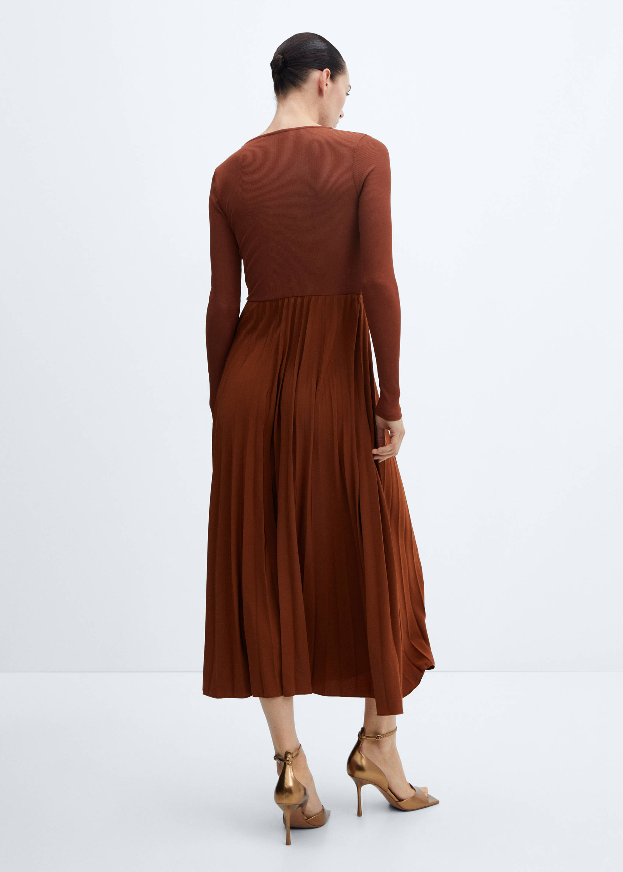 Pleated hem dress - Reverse of the article