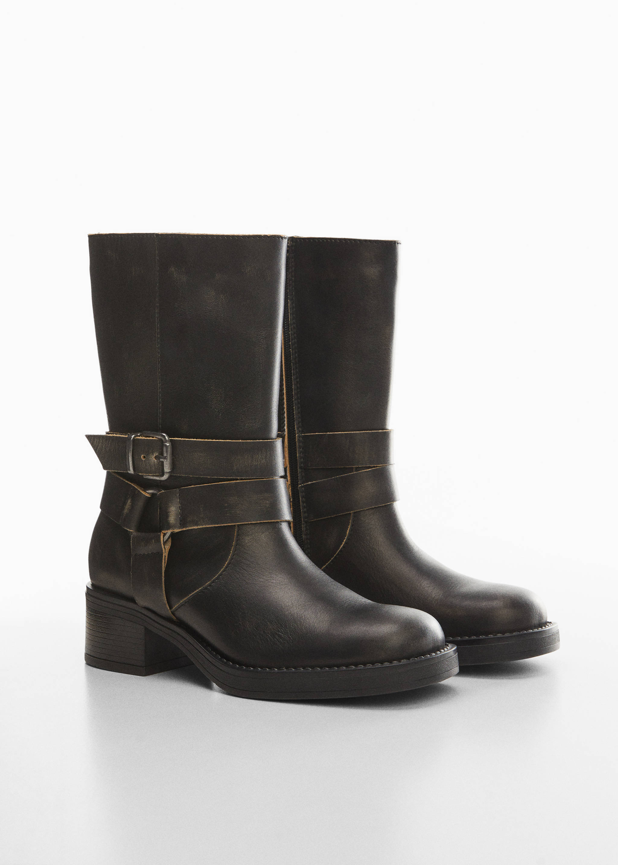 Кожаные сапоги с пряжкой - Средний план