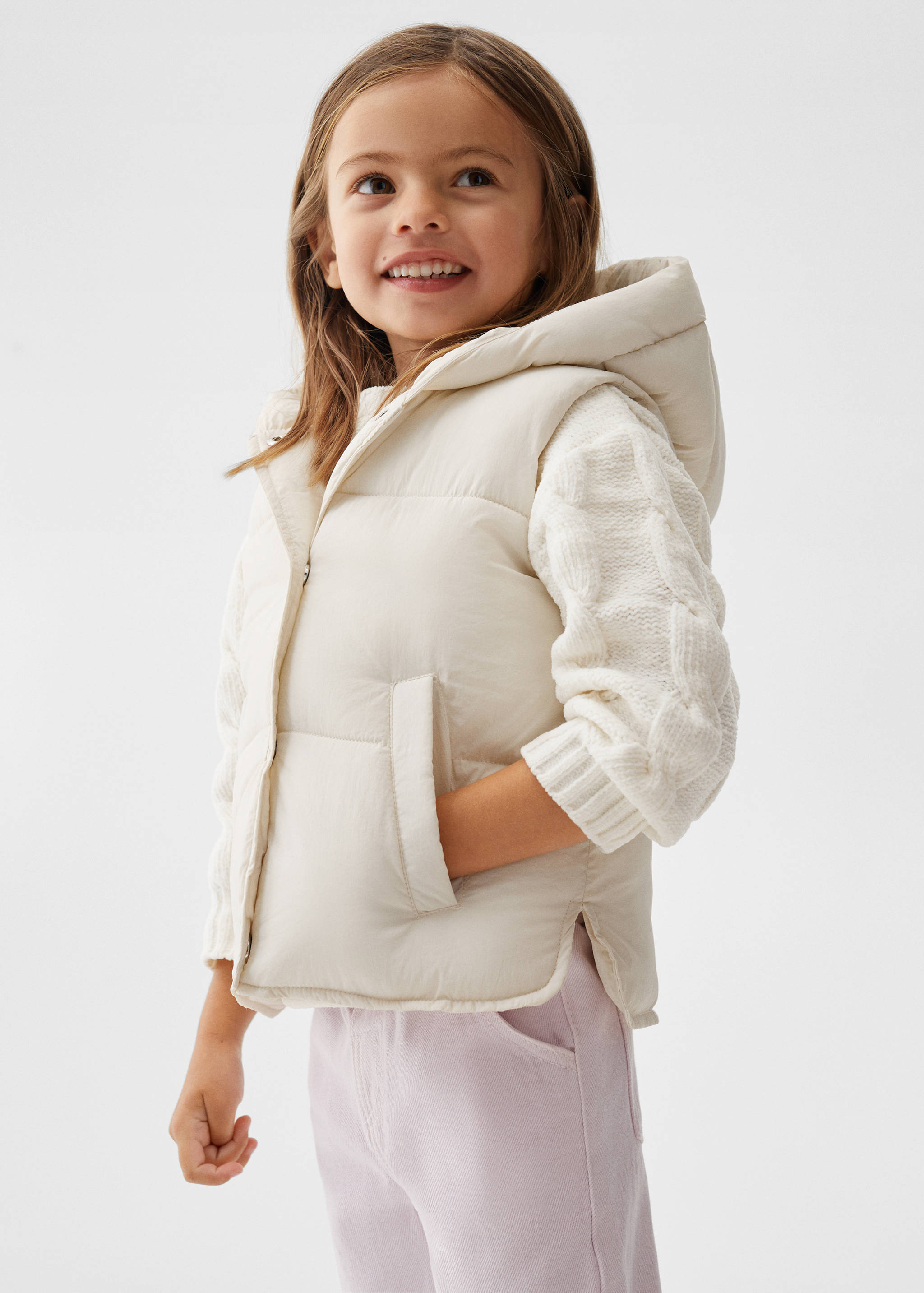 Gilet matelassé à capuche - Plan moyen