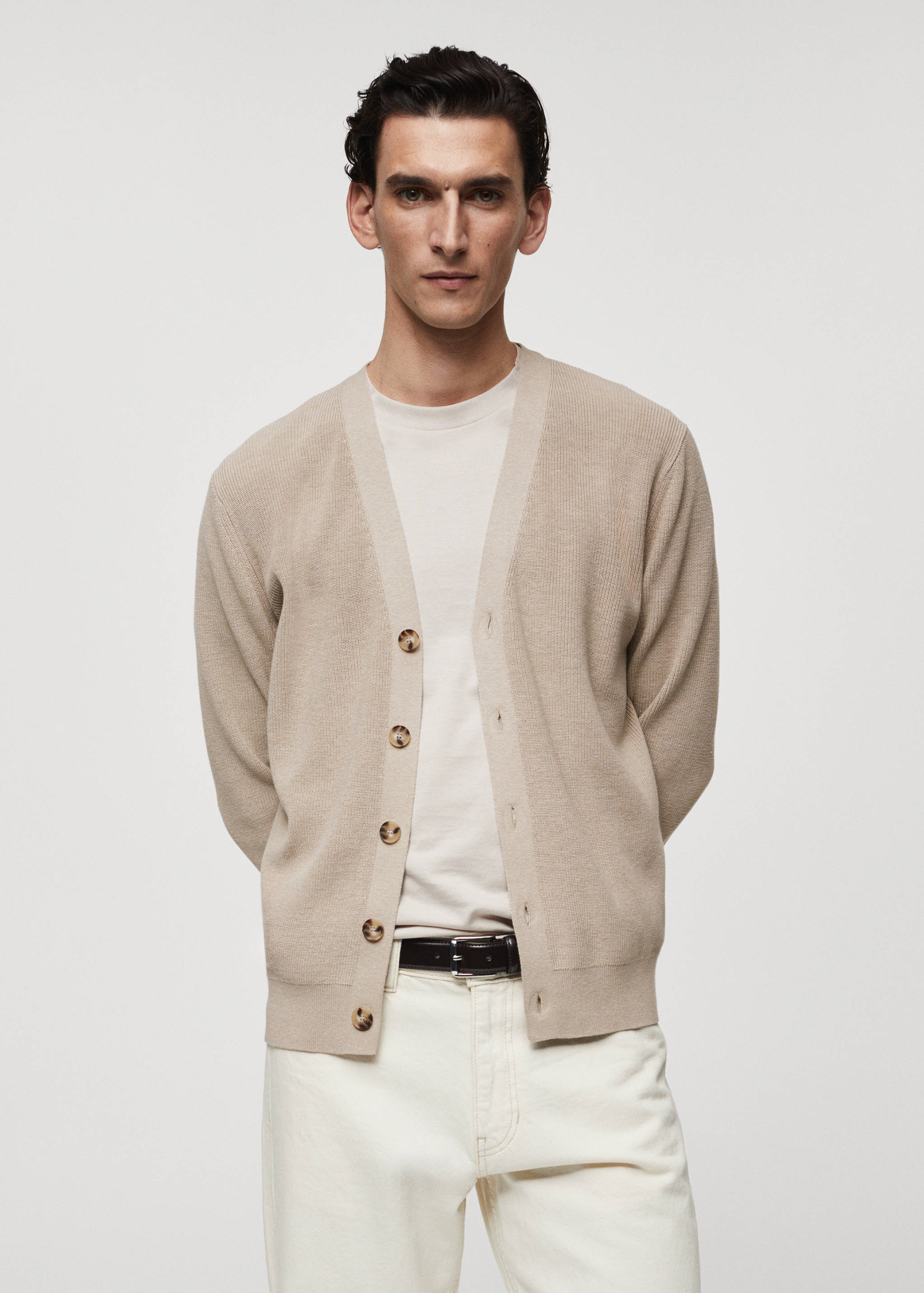 Cárdigan canalé botones - Plano medio