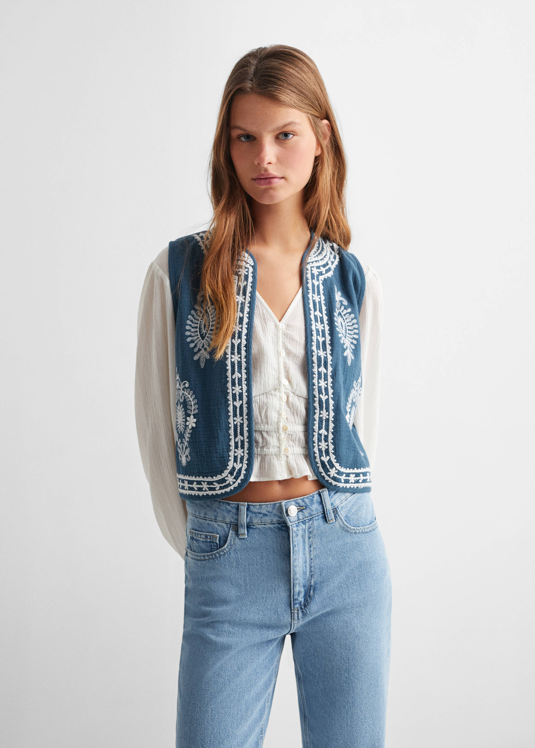Хлопковый жилет с вышивкой - Средний план