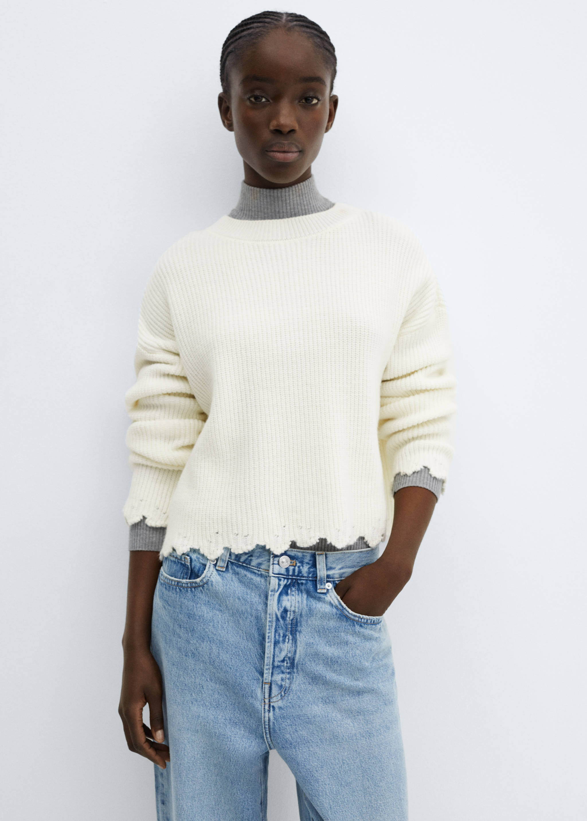 Round-neck knitted sweater - Medium plane