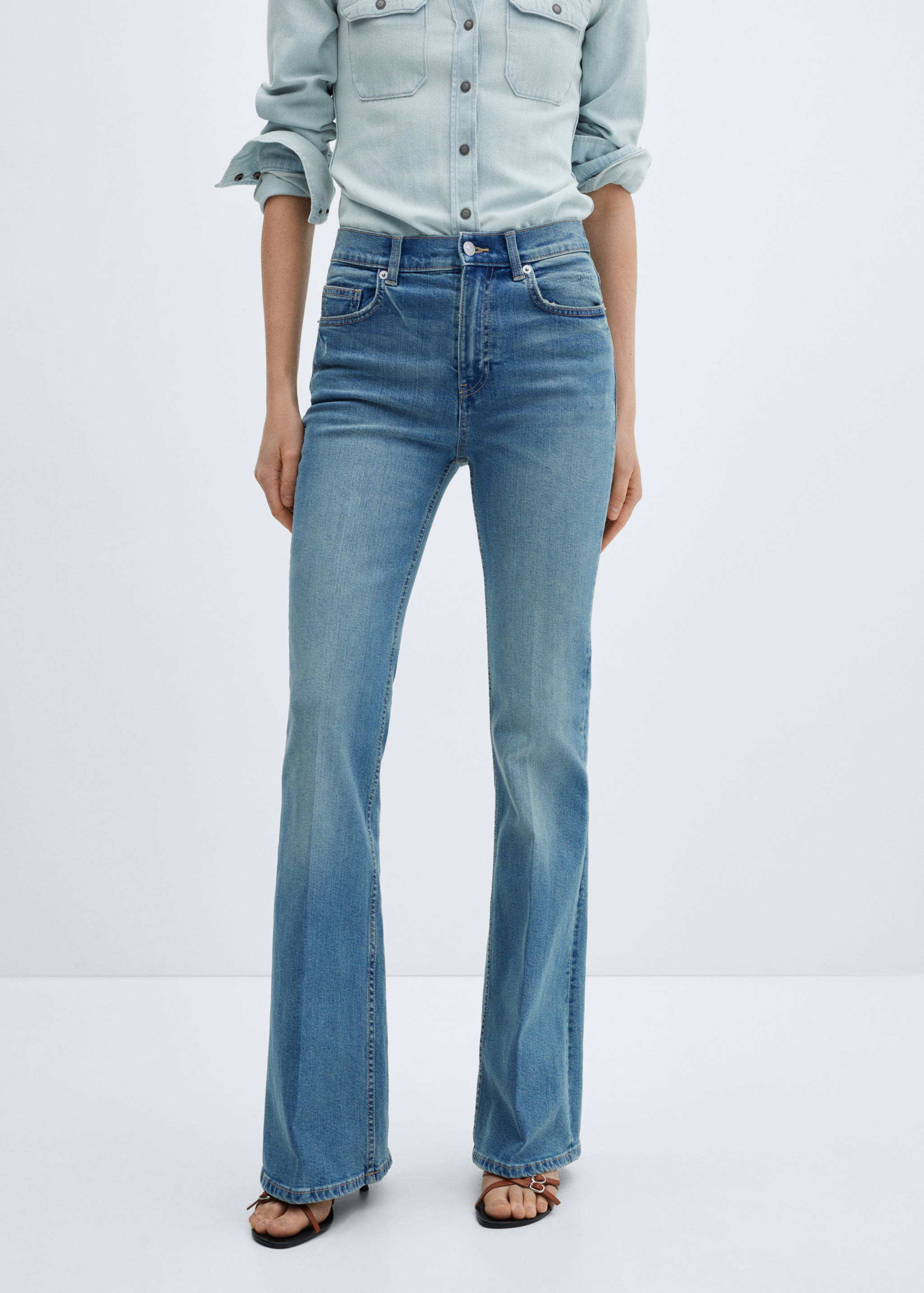 Jeans flare tiro alto - Plano medio