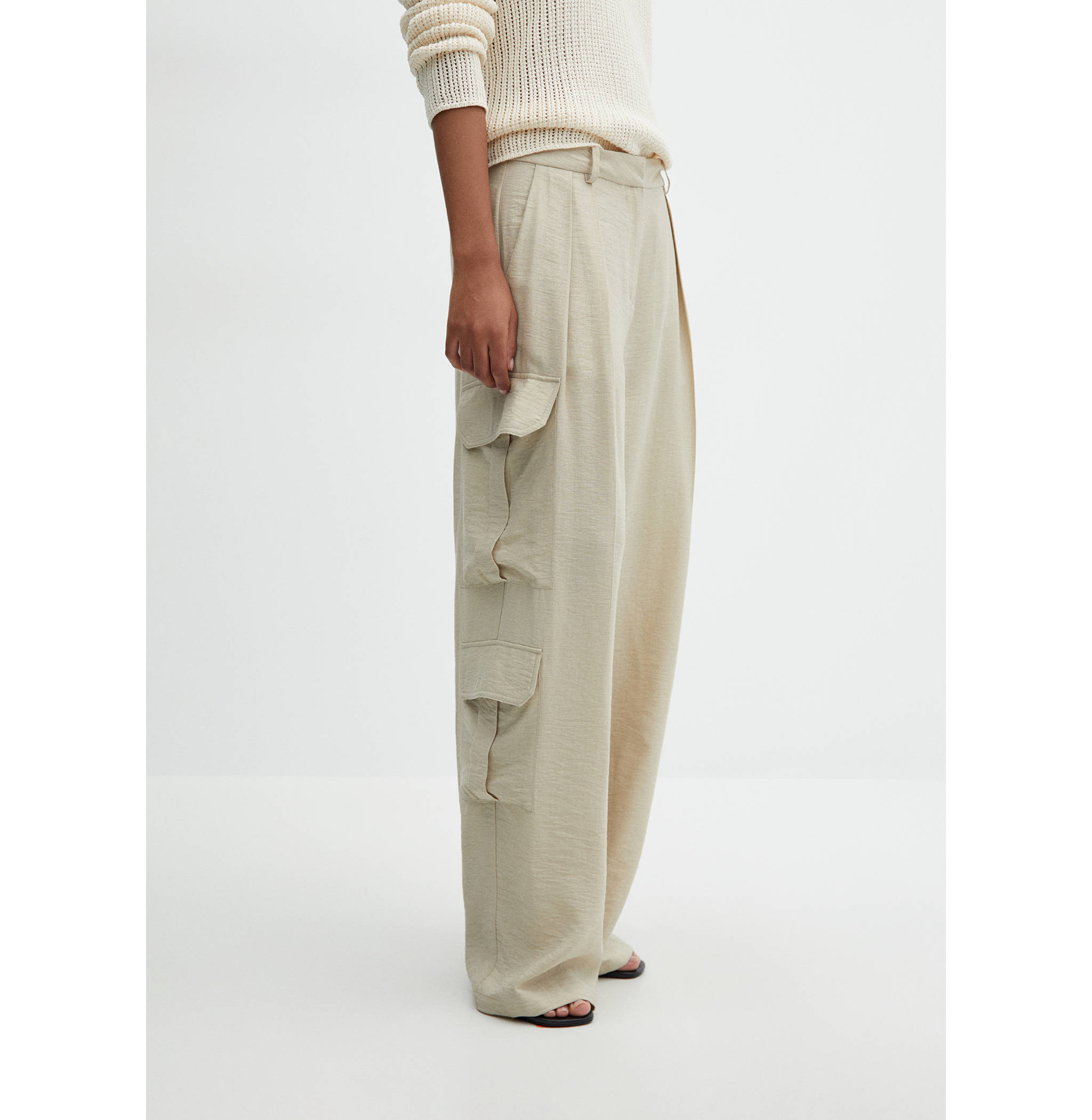 Pantalón cargo pinzas - Plano medio