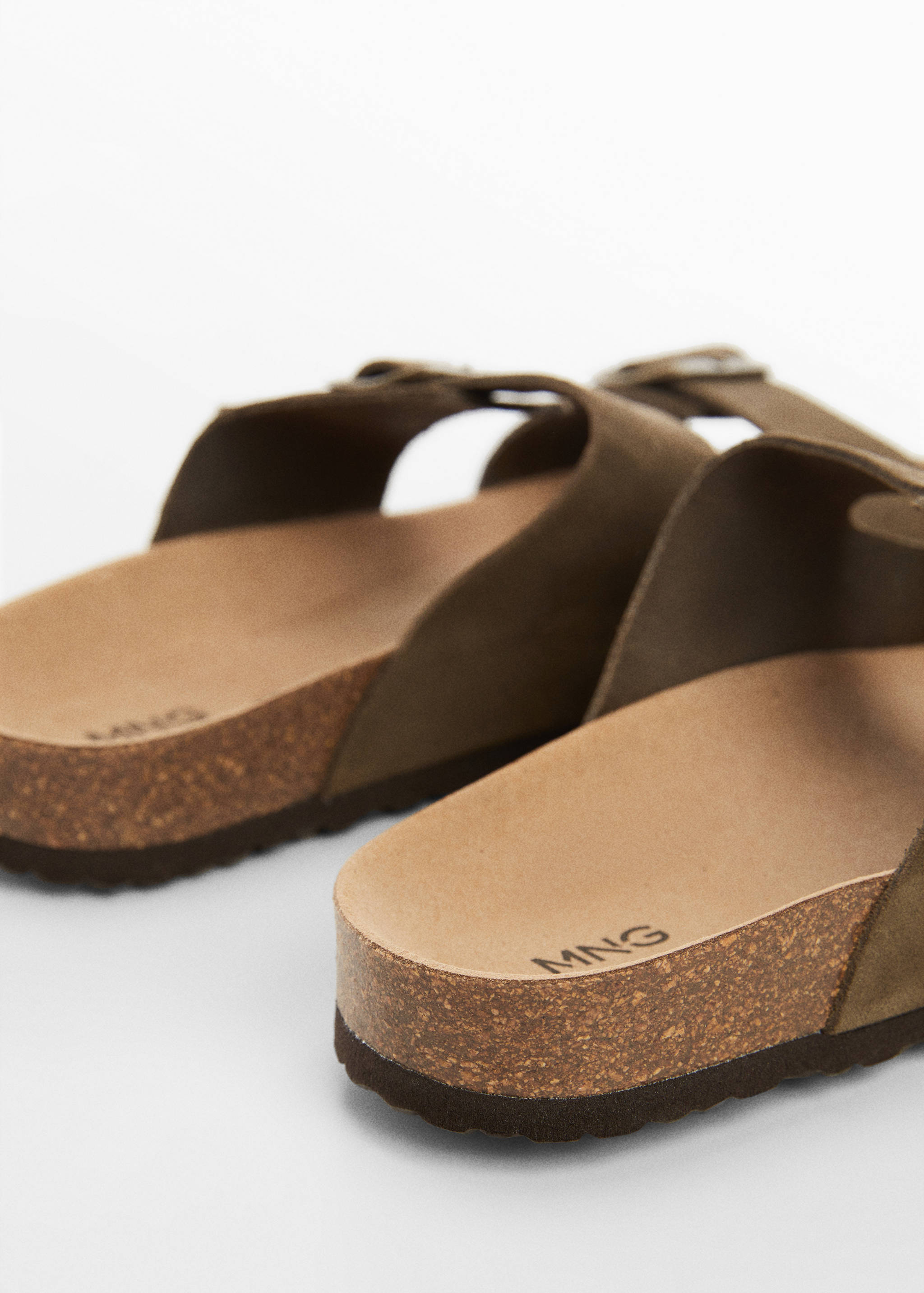 Sandália de pele croûte com fivela - Pormenor do artigo 1