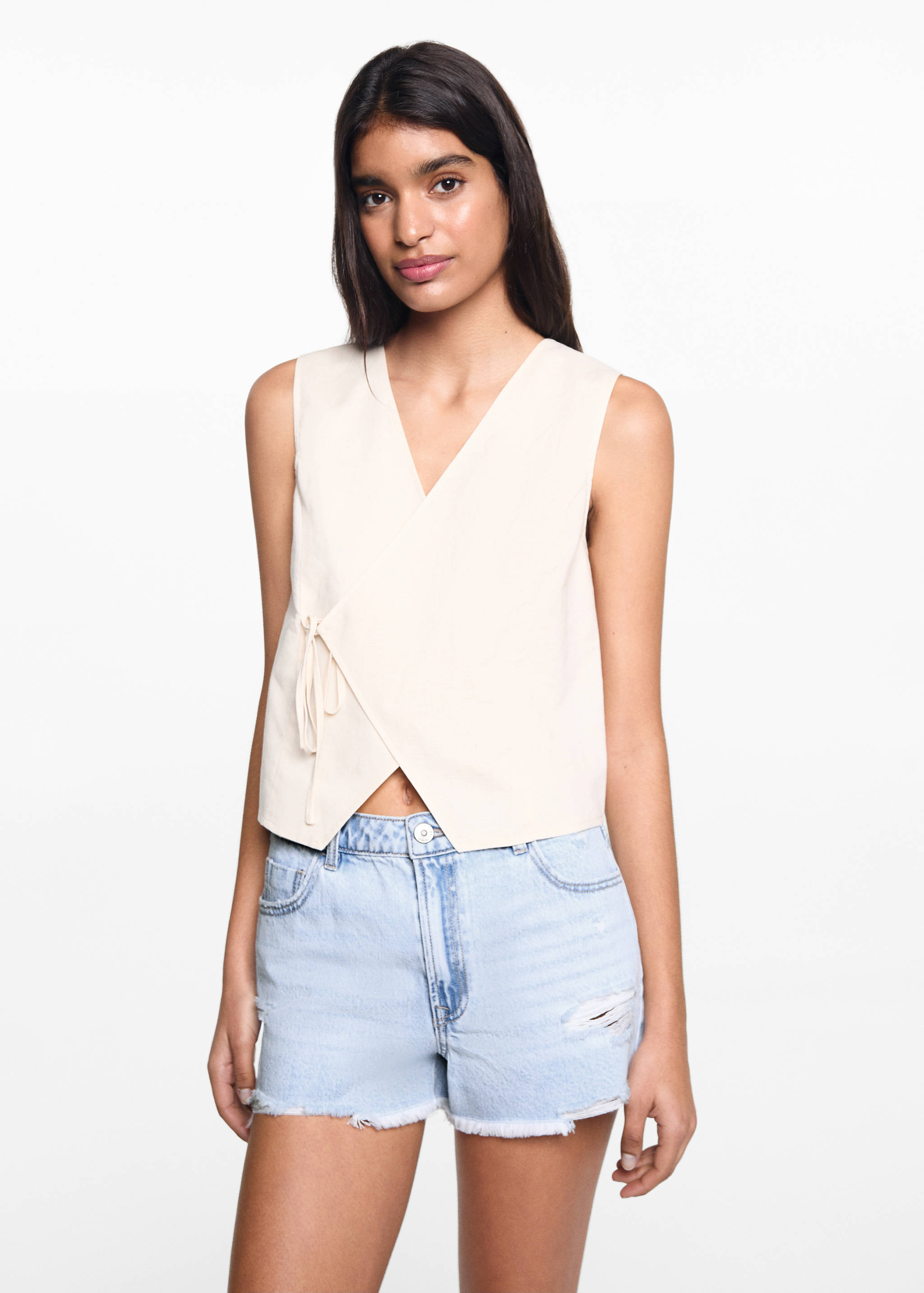 Shorts vaqueros rotos - Plano medio