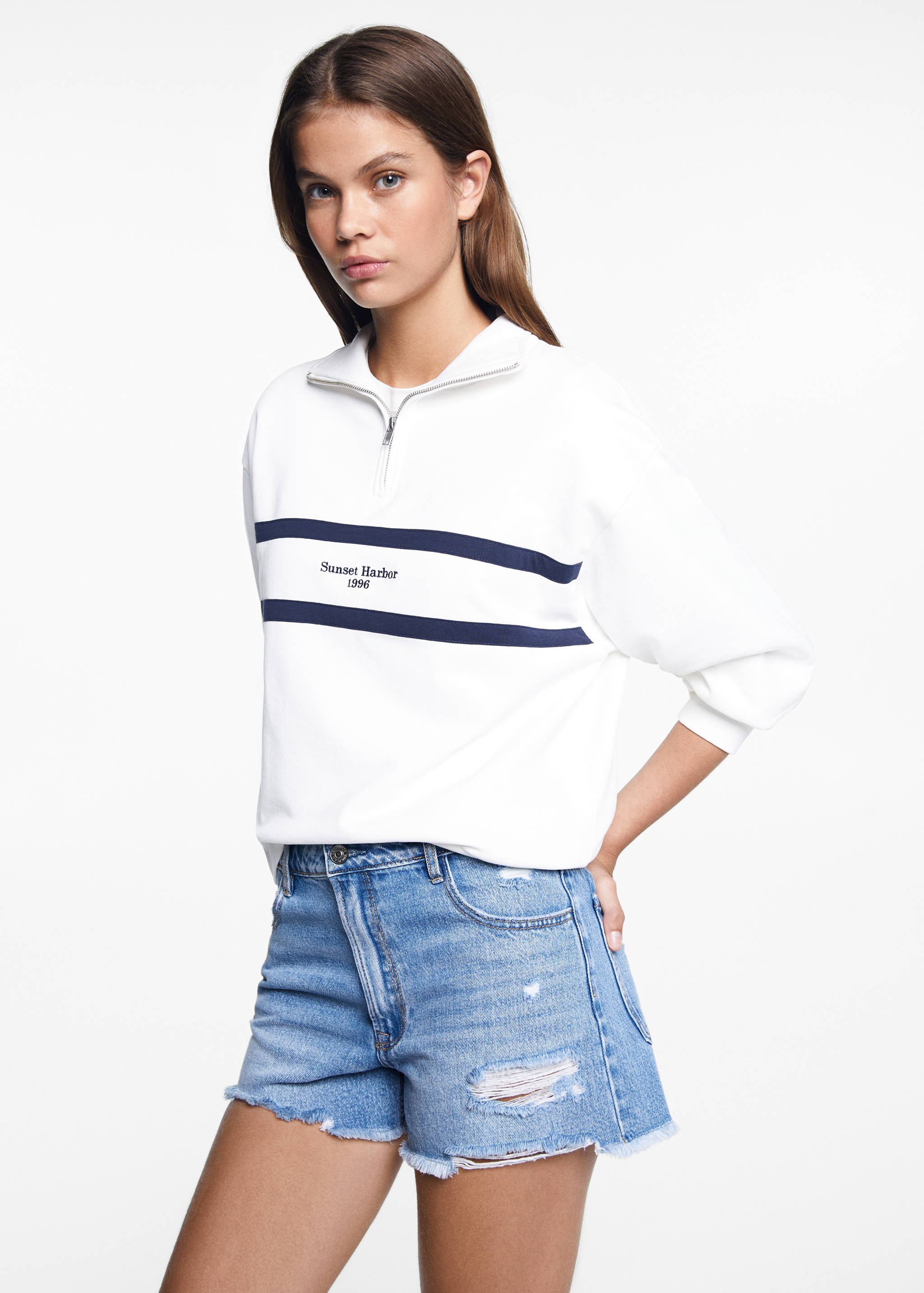 Shorts vaqueros rotos - Plano medio