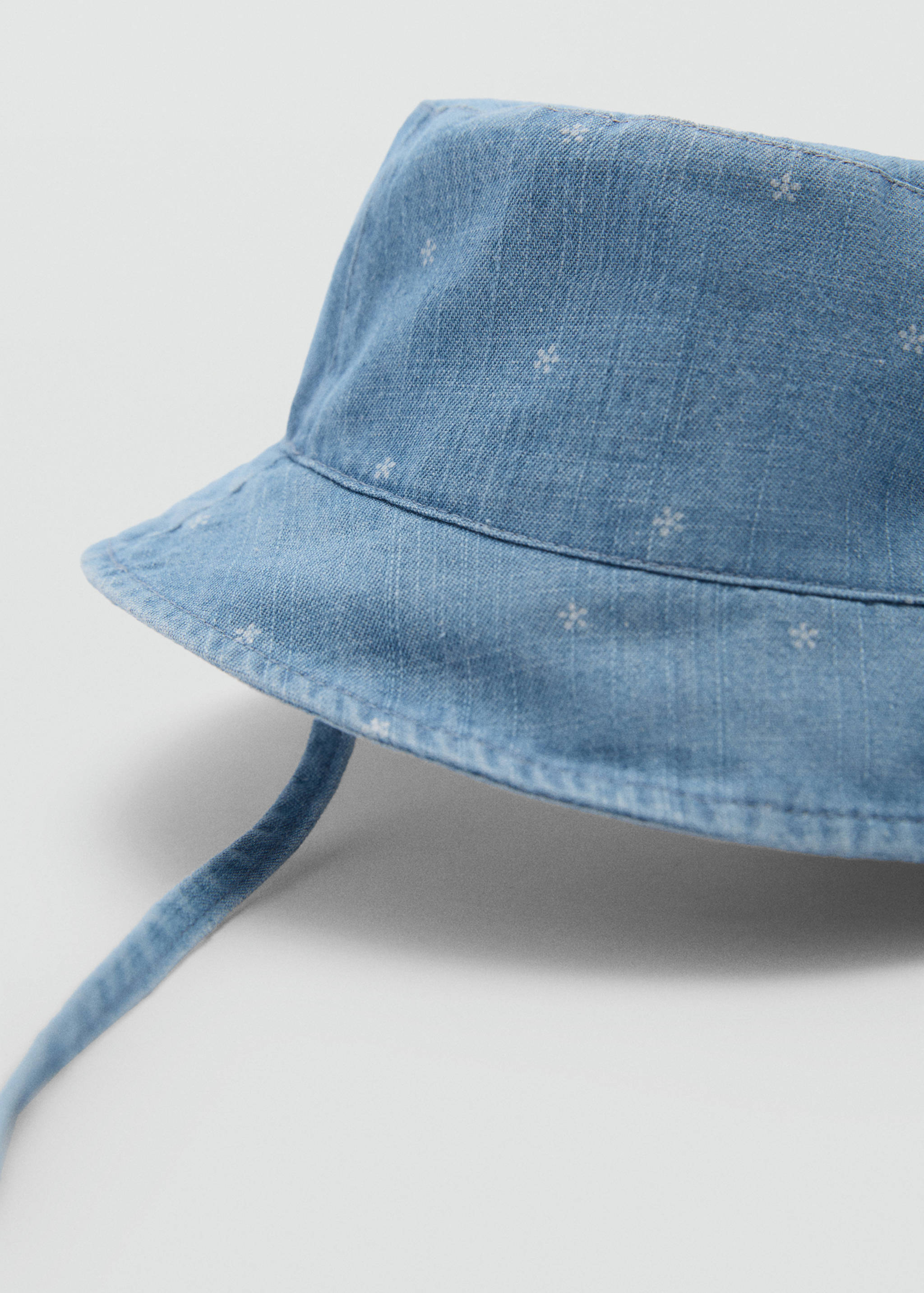 Chapeau bob imprimé - Plan moyen