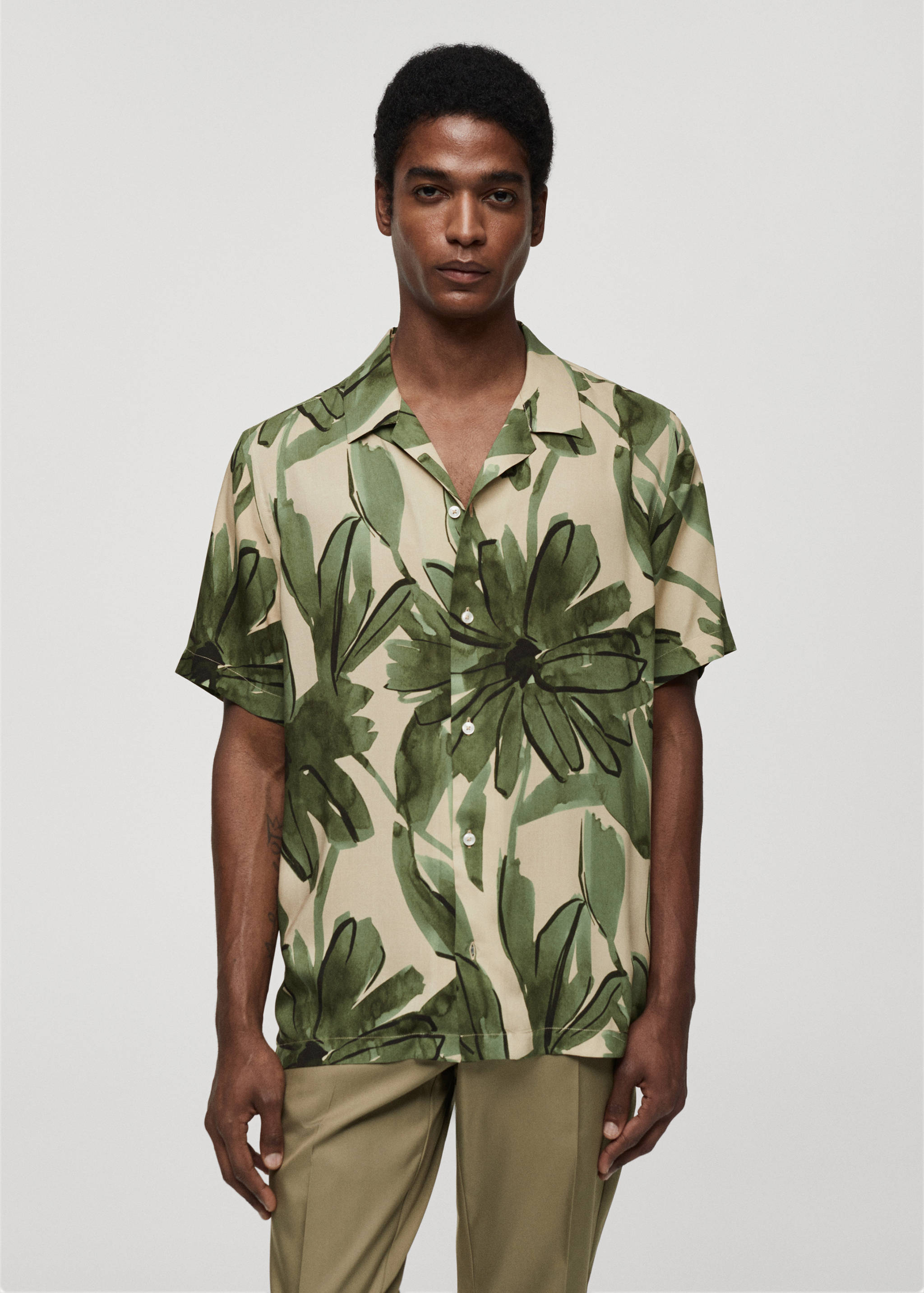 Camisa fluída estampado tropical - Plano medio