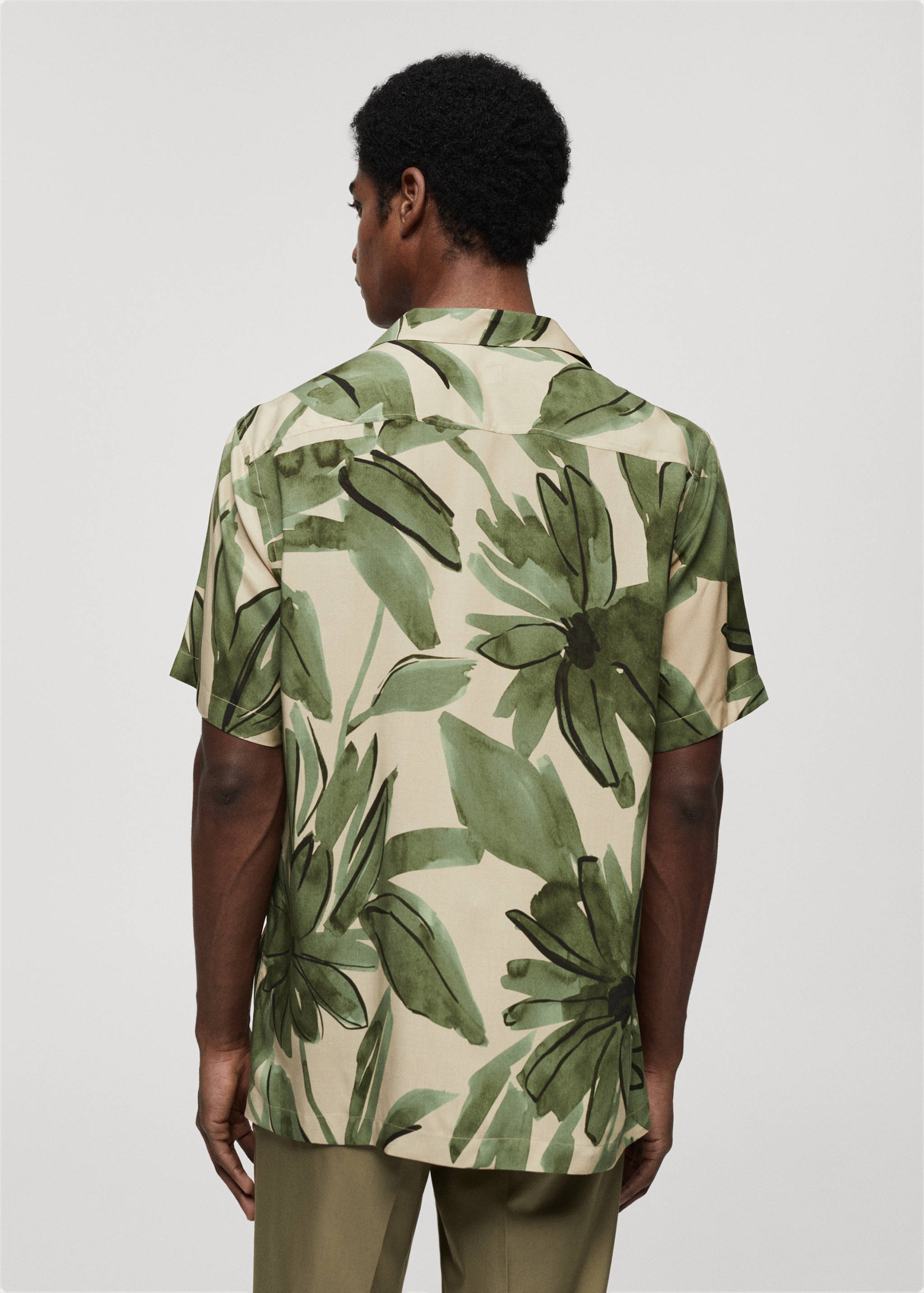 Camisa fluída estampado tropical - Reverso del artículo