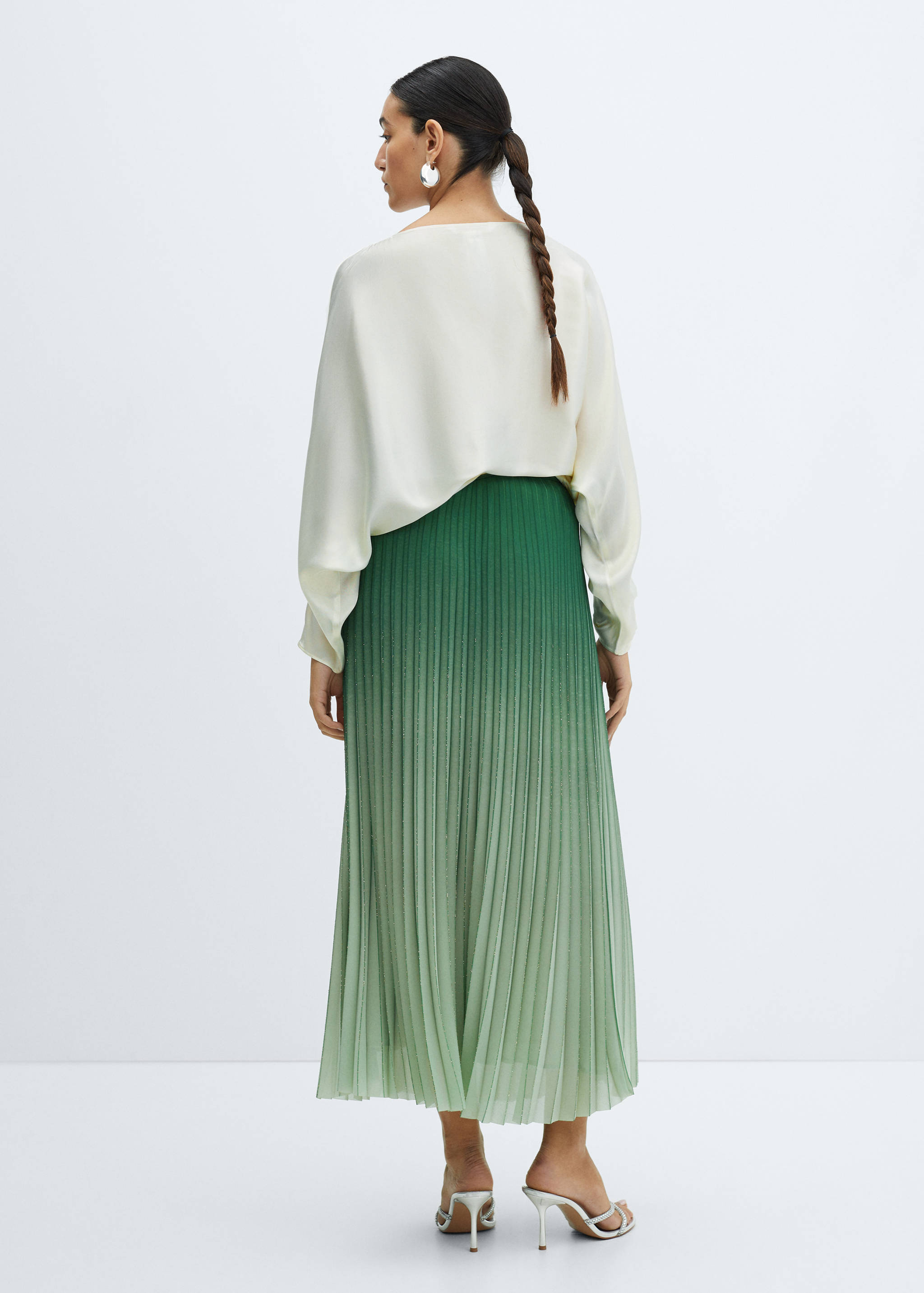 بلوزة من الساتان على شكل كاب من الساتان - الجهة الخلفية للمنتج