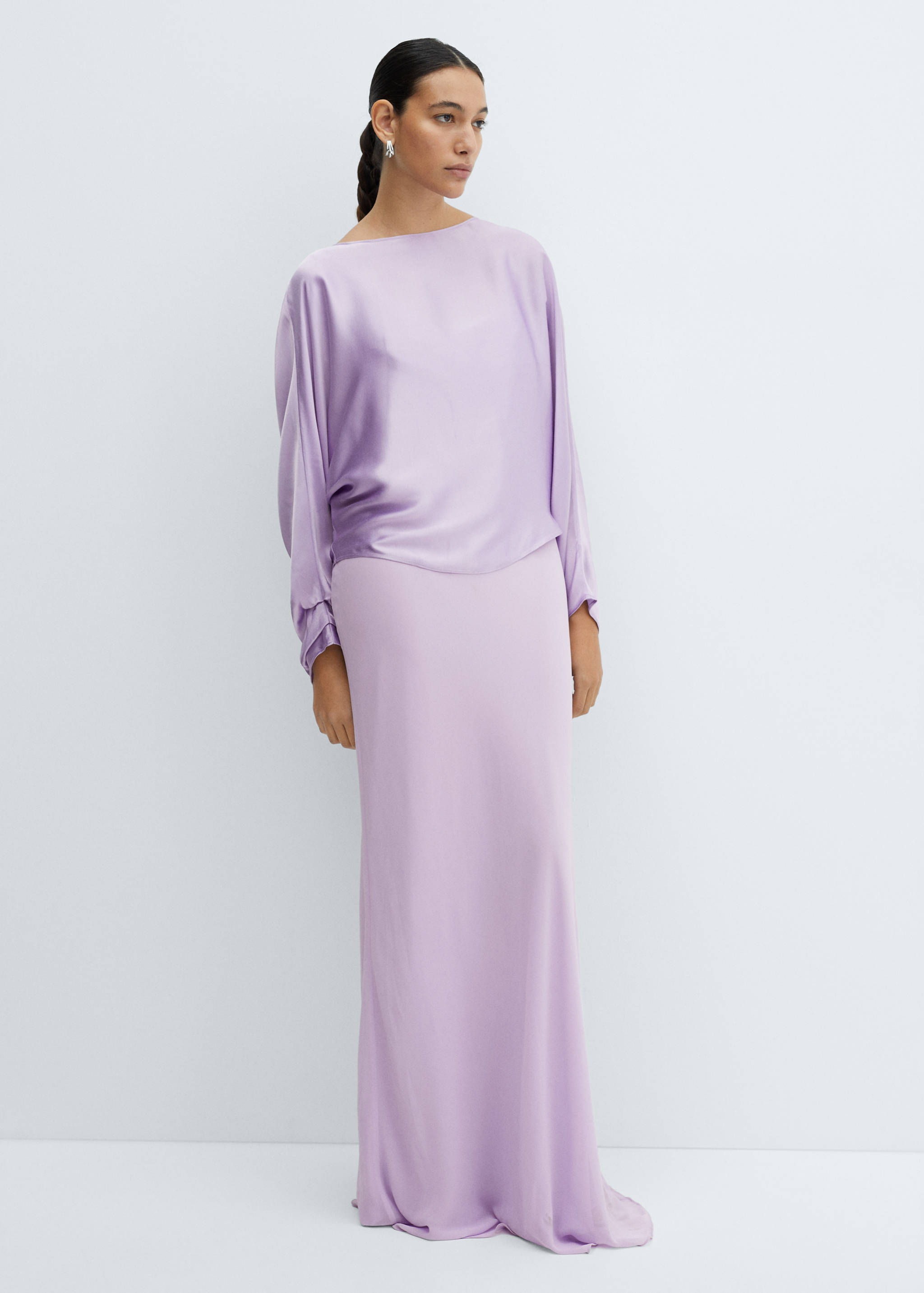 بلوزة من الساتان على شكل كاب من الساتان - رؤية عامة