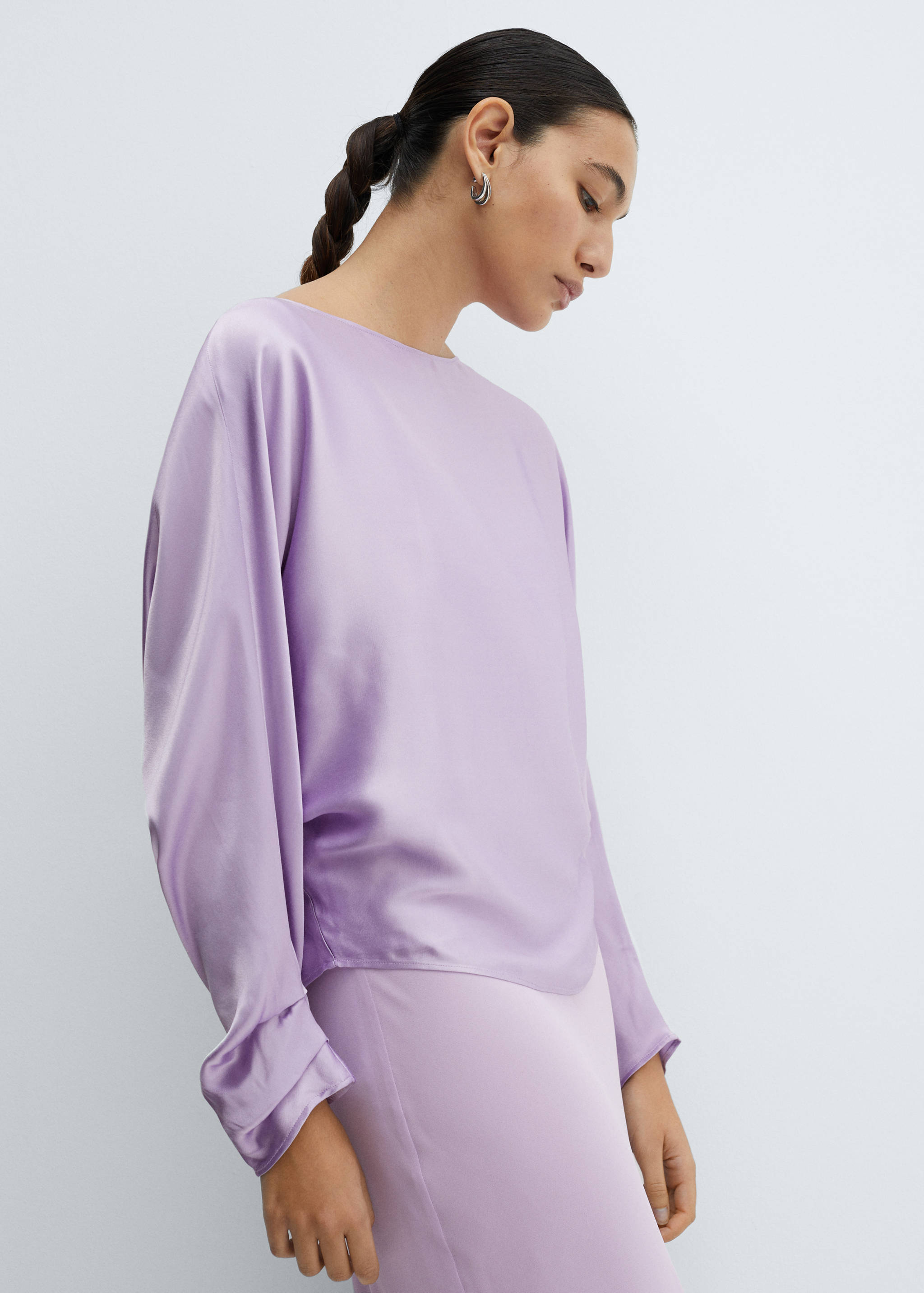 بلوزة من الساتان على شكل كاب من الساتان - رؤية وسط